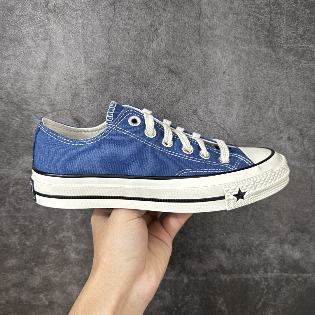 【虎扑2.0小头版】 Converse CHUCK 70 X 匡威1970s 舒适运动 高帮 帆布鞋 男女同款 A24234C 全新开发 不仅仅为小鞋头 细节 材料 做工 全方位升级 经典永不过时 十年老厂出品 平台正品订单 超稳定的品控清洁度 全套原厂材料配置 原厂硫化工艺 油性扁平尖头 原厂楦头纸板数据 一体化超软蓝底加持 超软EVA鞋垫 后掌灰色缓震胶 脚感一比一还原 耐磨橡胶大底 越南产内外标 原盒黑色吊牌 超高清洁度 随意冲正 如有更好白送 尺码:35 36 36.5 37 37.5 38 39 39.5 40 41 41.5 42 42.5 43 44-选品中心