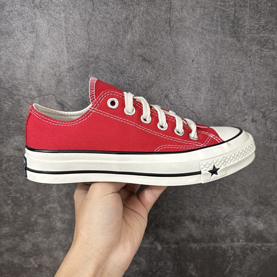 【虎扑2.0小头版】 Converse CHUCK 70 X 匡威1970s 舒适运动 高帮 帆布鞋 男女同款 A24235C 全新开发 不仅仅为小鞋头 细节 材料 做工 全方位升级 经典永不过时 十年老厂出品 平台正品订单 超稳定的品控清洁度 全套原厂材料配置 原厂硫化工艺 油性扁平尖头 原厂楦头纸板数据 一体化超软蓝底加持 超软EVA鞋垫 后掌灰色缓震胶 脚感一比一还原 耐磨橡胶大底 越南产内外标 原盒黑色吊牌 超高清洁度 随意冲正 如有更好白送 尺码:35 36 36.5 37 37.5 38 39 39.5 40 41 41.5 42 42.5 43 44-选品中心