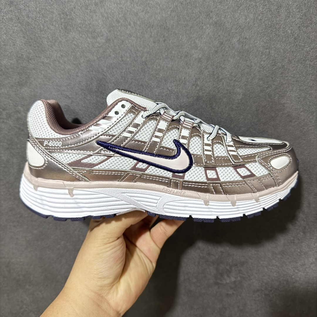【公司级】Nike P-6000 耐克低帮休闲城市通勤跑步鞋 采用透气网眼布搭配皮革和合成材质覆面 再现早期鞋款外观 活力配色打造时尚外观和运动美学 结合泡棉缓震配置 缔造非凡舒适的日常穿着体验 皮革织物与合成材质组合鞋面 打造舒适支撑效果 货号: IO3496-103 尺码: 36-45-选品中心