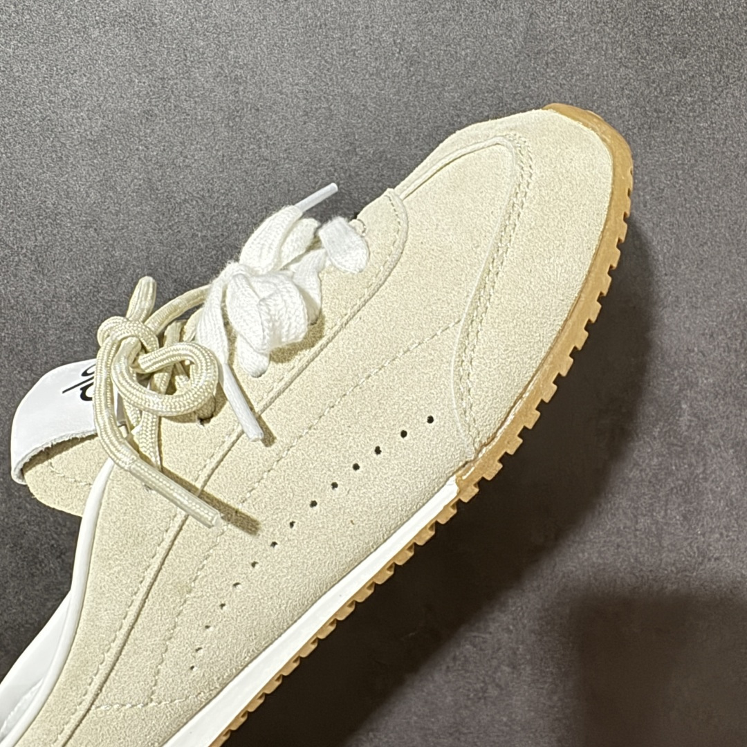 图片[8]-【G5版】ALO SUNSET SNEAKER 新款休闲德训半拖 设计上延续了德训鞋的经典线条，做了无后跟半拖的懒人改良，鞋身采用细腻的反绒材质，触感柔软亲肤，鞋头的防撞包边和流畅的拼接走线，兼顾了复古感和耐用性。带有3.5cm内增高，小个子闭眼入，双鞋带的设计既是装饰也能根据脚型调整松紧，告别普通半拖的单调感。 脚感方面完全踩在舒适点上，鞋内是软糯的鞋垫，软弹又不塌底，走路久了也不会累脚，半拖的设计不用系鞋带，穿脱超方便。 鞋面：牛反绒 内里：羊皮 大底：橡胶大底 货号：A0891U 尺码：36-45-选品中心