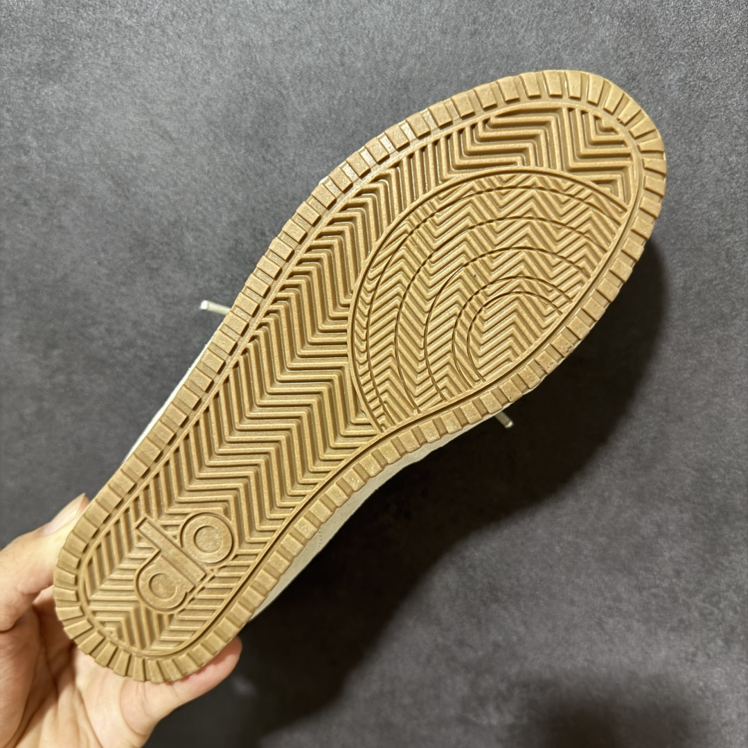 图片[9]-【G5版】ALO SUNSET SNEAKER 新款休闲德训半拖 设计上延续了德训鞋的经典线条，做了无后跟半拖的懒人改良，鞋身采用细腻的反绒材质，触感柔软亲肤，鞋头的防撞包边和流畅的拼接走线，兼顾了复古感和耐用性。带有3.5cm内增高，小个子闭眼入，双鞋带的设计既是装饰也能根据脚型调整松紧，告别普通半拖的单调感。 脚感方面完全踩在舒适点上，鞋内是软糯的鞋垫，软弹又不塌底，走路久了也不会累脚，半拖的设计不用系鞋带，穿脱超方便。 鞋面：牛反绒 内里：羊皮 大底：橡胶大底 货号：A0891U 尺码：36-45-选品中心
