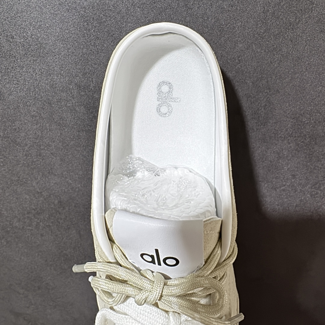 图片[6]-【G5版】ALO SUNSET SNEAKER 新款休闲德训半拖 设计上延续了德训鞋的经典线条，做了无后跟半拖的懒人改良，鞋身采用细腻的反绒材质，触感柔软亲肤，鞋头的防撞包边和流畅的拼接走线，兼顾了复古感和耐用性。带有3.5cm内增高，小个子闭眼入，双鞋带的设计既是装饰也能根据脚型调整松紧，告别普通半拖的单调感。 脚感方面完全踩在舒适点上，鞋内是软糯的鞋垫，软弹又不塌底，走路久了也不会累脚，半拖的设计不用系鞋带，穿脱超方便。 鞋面：牛反绒 内里：羊皮 大底：橡胶大底 货号：A0891U 尺码：36-45-选品中心