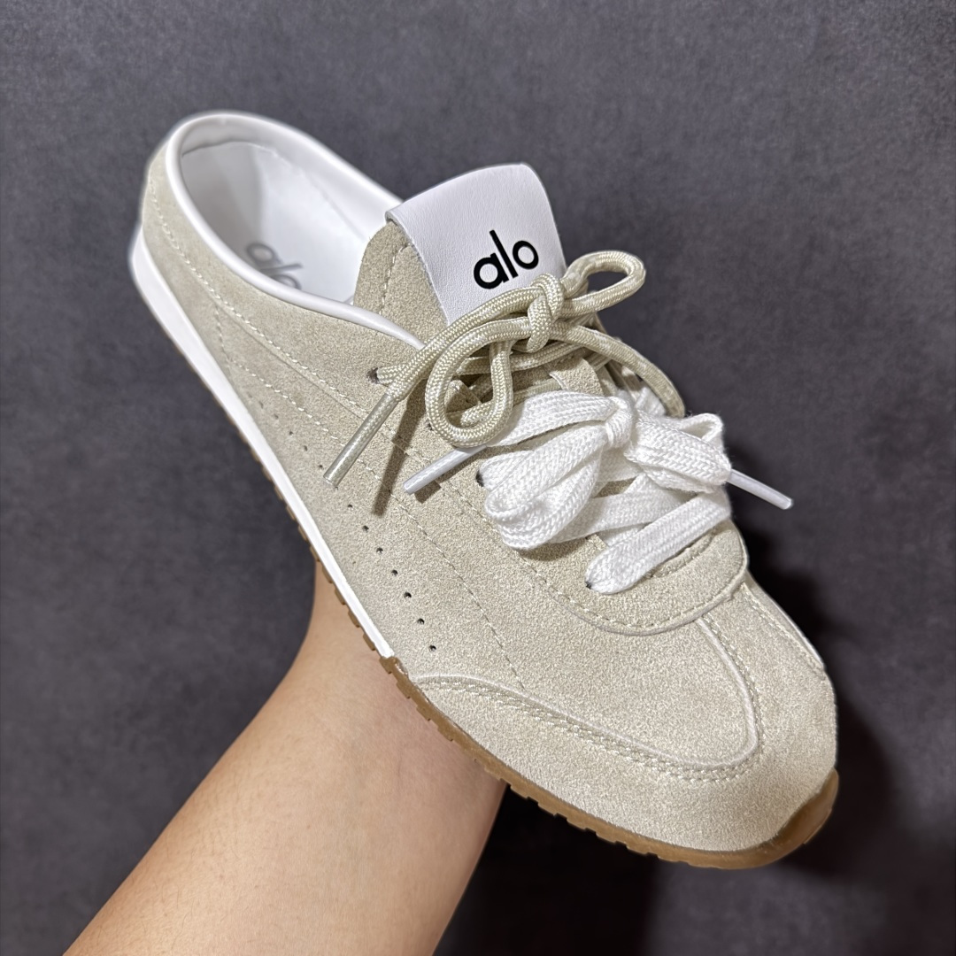 图片[3]-【G5版】ALO SUNSET SNEAKER 新款休闲德训半拖 设计上延续了德训鞋的经典线条，做了无后跟半拖的懒人改良，鞋身采用细腻的反绒材质，触感柔软亲肤，鞋头的防撞包边和流畅的拼接走线，兼顾了复古感和耐用性。带有3.5cm内增高，小个子闭眼入，双鞋带的设计既是装饰也能根据脚型调整松紧，告别普通半拖的单调感。 脚感方面完全踩在舒适点上，鞋内是软糯的鞋垫，软弹又不塌底，走路久了也不会累脚，半拖的设计不用系鞋带，穿脱超方便。 鞋面：牛反绒 内里：羊皮 大底：橡胶大底 货号：A0891U 尺码：36-45-选品中心
