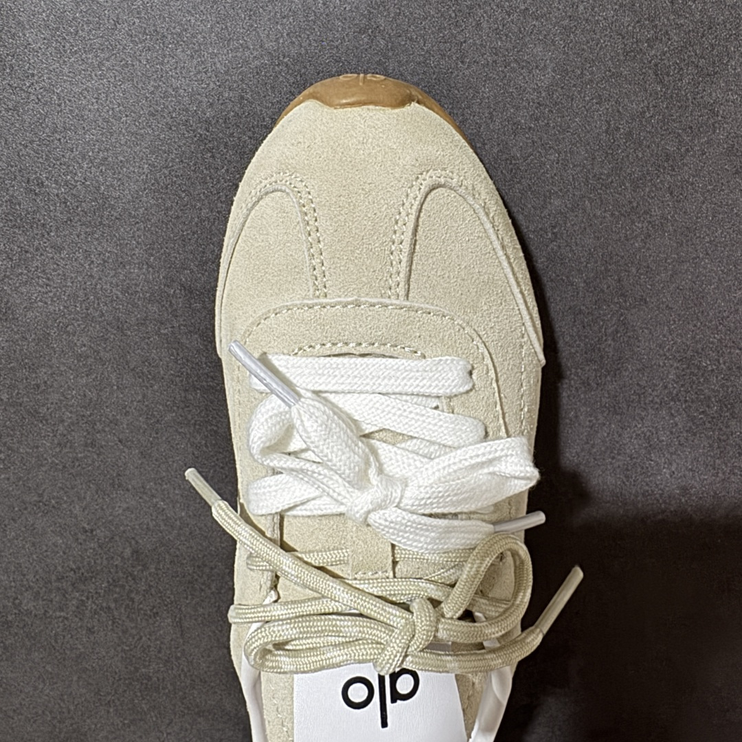 图片[5]-【G5版】ALO SUNSET SNEAKER 新款休闲德训半拖 设计上延续了德训鞋的经典线条，做了无后跟半拖的懒人改良，鞋身采用细腻的反绒材质，触感柔软亲肤，鞋头的防撞包边和流畅的拼接走线，兼顾了复古感和耐用性。带有3.5cm内增高，小个子闭眼入，双鞋带的设计既是装饰也能根据脚型调整松紧，告别普通半拖的单调感。 脚感方面完全踩在舒适点上，鞋内是软糯的鞋垫，软弹又不塌底，走路久了也不会累脚，半拖的设计不用系鞋带，穿脱超方便。 鞋面：牛反绒 内里：羊皮 大底：橡胶大底 货号：A0891U 尺码：36-45-选品中心