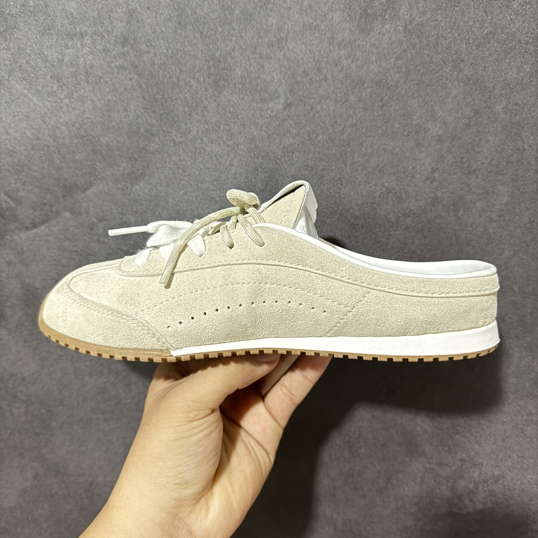 图片[2]-【G5版】ALO SUNSET SNEAKER 新款休闲德训半拖 设计上延续了德训鞋的经典线条，做了无后跟半拖的懒人改良，鞋身采用细腻的反绒材质，触感柔软亲肤，鞋头的防撞包边和流畅的拼接走线，兼顾了复古感和耐用性。带有3.5cm内增高，小个子闭眼入，双鞋带的设计既是装饰也能根据脚型调整松紧，告别普通半拖的单调感。 脚感方面完全踩在舒适点上，鞋内是软糯的鞋垫，软弹又不塌底，走路久了也不会累脚，半拖的设计不用系鞋带，穿脱超方便。 鞋面：牛反绒 内里：羊皮 大底：橡胶大底 货号：A0891U 尺码：36-45-选品中心