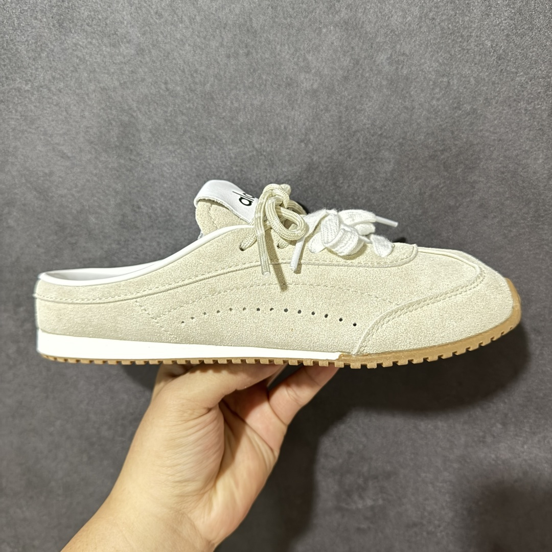 【G5版】ALO SUNSET SNEAKER 新款休闲德训半拖 设计上延续了德训鞋的经典线条，做了无后跟半拖的懒人改良，鞋身采用细腻的反绒材质，触感柔软亲肤，鞋头的防撞包边和流畅的拼接走线，兼顾了复古感和耐用性。带有3.5cm内增高，小个子闭眼入，双鞋带的设计既是装饰也能根据脚型调整松紧，告别普通半拖的单调感。 脚感方面完全踩在舒适点上，鞋内是软糯的鞋垫，软弹又不塌底，走路久了也不会累脚，半拖的设计不用系鞋带，穿脱超方便。 鞋面：牛反绒 内里：羊皮 大底：橡胶大底 货号：A0891U 尺码：36-45-选品中心