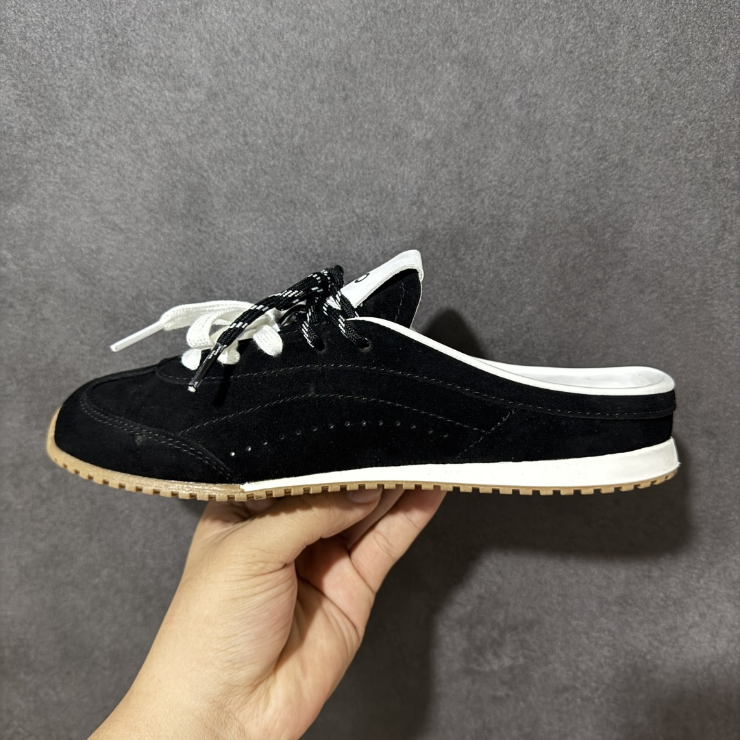 图片[2]-【G5版】ALO SUNSET SNEAKER 新款休闲德训半拖 设计上延续了德训鞋的经典线条，做了无后跟半拖的懒人改良，鞋身采用细腻的反绒材质，触感柔软亲肤，鞋头的防撞包边和流畅的拼接走线，兼顾了复古感和耐用性。带有3.5cm内增高，小个子闭眼入，双鞋带的设计既是装饰也能根据脚型调整松紧，告别普通半拖的单调感。 脚感方面完全踩在舒适点上，鞋内是软糯的鞋垫，软弹又不塌底，走路久了也不会累脚，半拖的设计不用系鞋带，穿脱超方便。 鞋面：牛反绒 内里：羊皮 大底：橡胶大底 货号：A0891U 尺码：36-45-选品中心