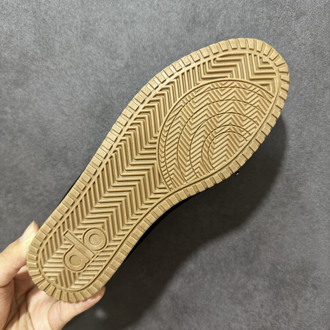 图片[9]-【G5版】ALO SUNSET SNEAKER 新款休闲德训半拖 设计上延续了德训鞋的经典线条，做了无后跟半拖的懒人改良，鞋身采用细腻的反绒材质，触感柔软亲肤，鞋头的防撞包边和流畅的拼接走线，兼顾了复古感和耐用性。带有3.5cm内增高，小个子闭眼入，双鞋带的设计既是装饰也能根据脚型调整松紧，告别普通半拖的单调感。 脚感方面完全踩在舒适点上，鞋内是软糯的鞋垫，软弹又不塌底，走路久了也不会累脚，半拖的设计不用系鞋带，穿脱超方便。 鞋面：牛反绒 内里：羊皮 大底：橡胶大底 货号：A0891U 尺码：36-45-选品中心