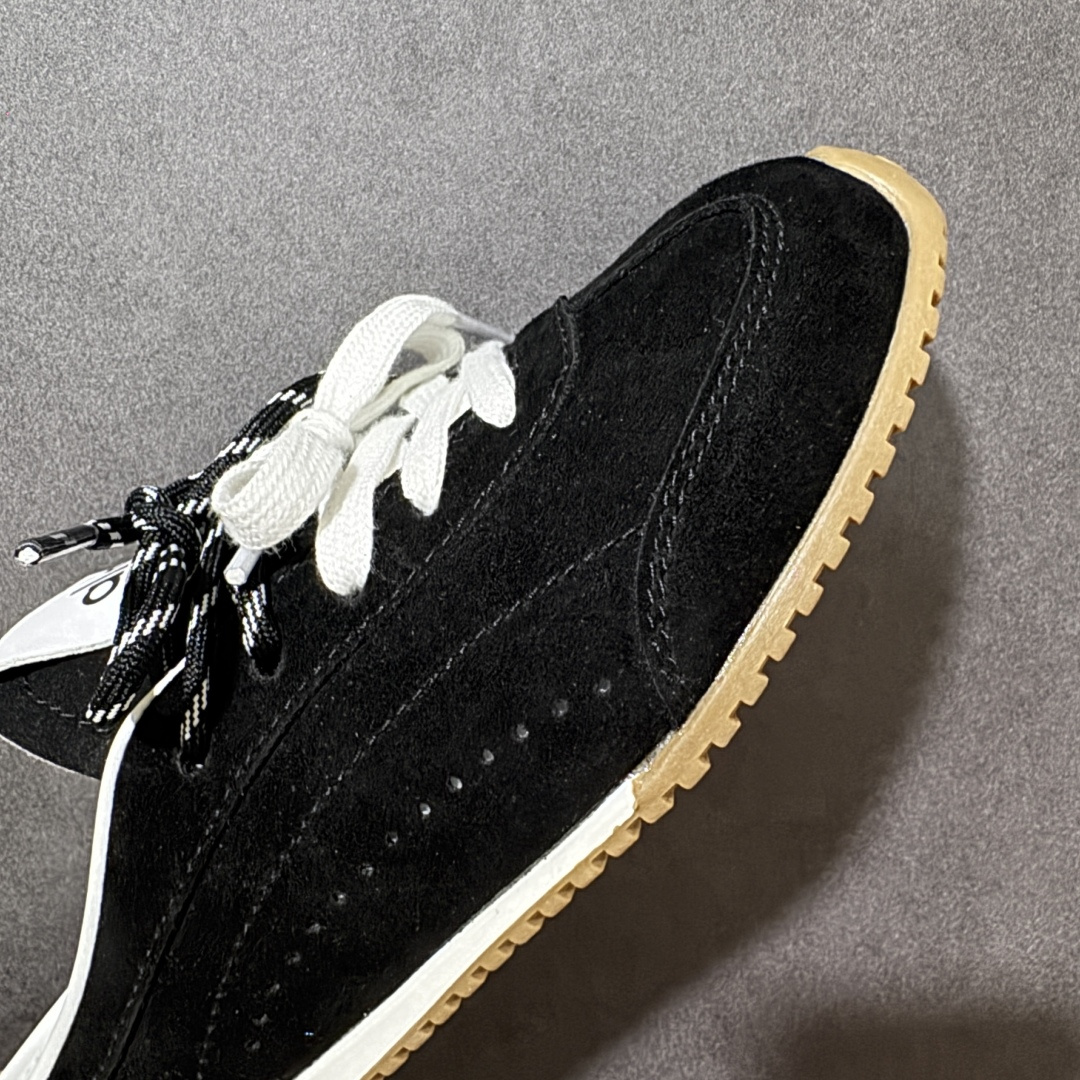 图片[8]-【G5版】ALO SUNSET SNEAKER 新款休闲德训半拖 设计上延续了德训鞋的经典线条，做了无后跟半拖的懒人改良，鞋身采用细腻的反绒材质，触感柔软亲肤，鞋头的防撞包边和流畅的拼接走线，兼顾了复古感和耐用性。带有3.5cm内增高，小个子闭眼入，双鞋带的设计既是装饰也能根据脚型调整松紧，告别普通半拖的单调感。 脚感方面完全踩在舒适点上，鞋内是软糯的鞋垫，软弹又不塌底，走路久了也不会累脚，半拖的设计不用系鞋带，穿脱超方便。 鞋面：牛反绒 内里：羊皮 大底：橡胶大底 货号：A0891U 尺码：36-45-选品中心