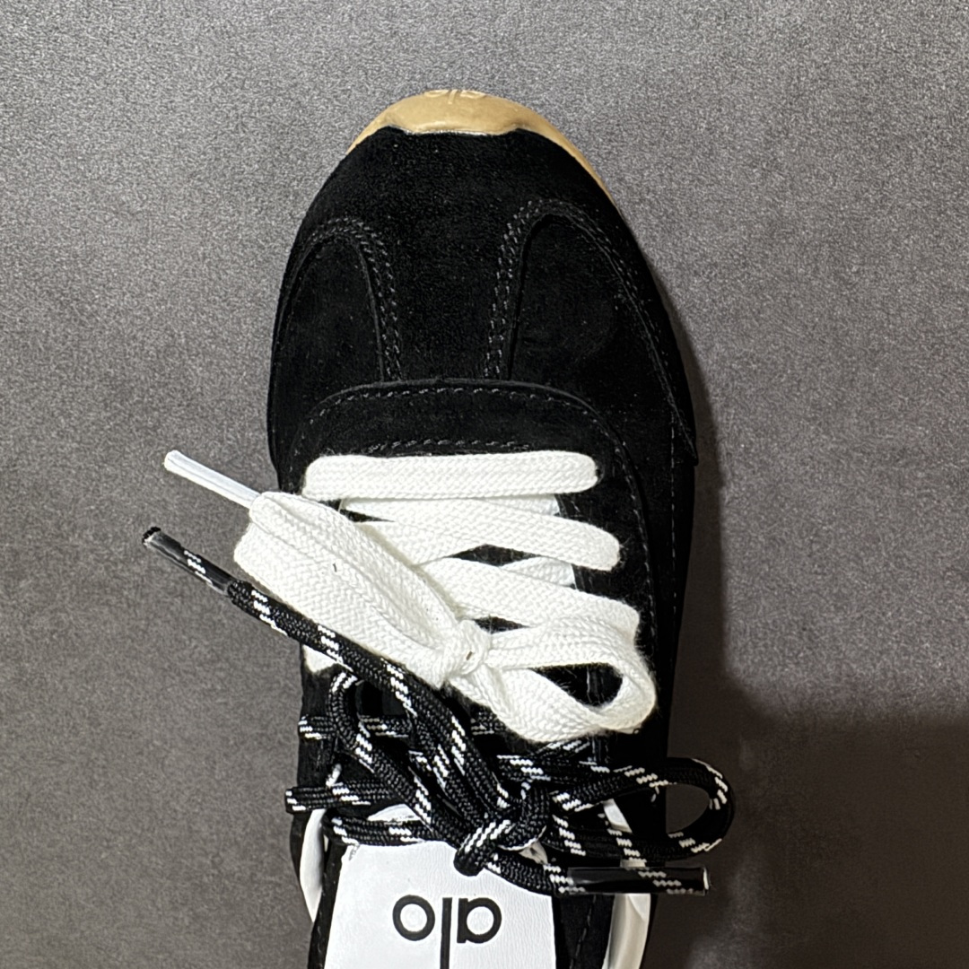 图片[5]-【G5版】ALO SUNSET SNEAKER 新款休闲德训半拖 设计上延续了德训鞋的经典线条，做了无后跟半拖的懒人改良，鞋身采用细腻的反绒材质，触感柔软亲肤，鞋头的防撞包边和流畅的拼接走线，兼顾了复古感和耐用性。带有3.5cm内增高，小个子闭眼入，双鞋带的设计既是装饰也能根据脚型调整松紧，告别普通半拖的单调感。 脚感方面完全踩在舒适点上，鞋内是软糯的鞋垫，软弹又不塌底，走路久了也不会累脚，半拖的设计不用系鞋带，穿脱超方便。 鞋面：牛反绒 内里：羊皮 大底：橡胶大底 货号：A0891U 尺码：36-45-选品中心