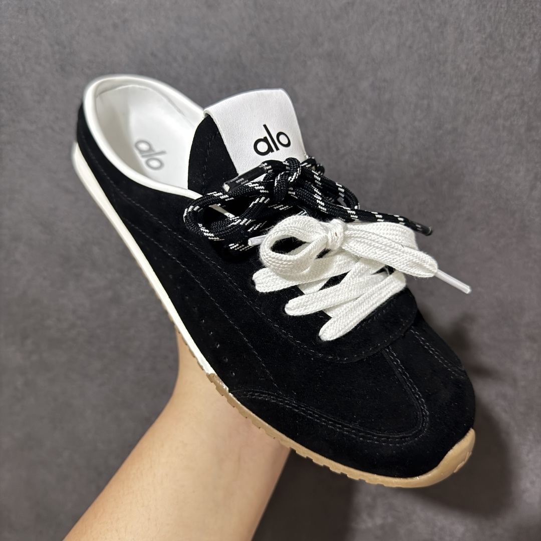 图片[3]-【G5版】ALO SUNSET SNEAKER 新款休闲德训半拖 设计上延续了德训鞋的经典线条，做了无后跟半拖的懒人改良，鞋身采用细腻的反绒材质，触感柔软亲肤，鞋头的防撞包边和流畅的拼接走线，兼顾了复古感和耐用性。带有3.5cm内增高，小个子闭眼入，双鞋带的设计既是装饰也能根据脚型调整松紧，告别普通半拖的单调感。 脚感方面完全踩在舒适点上，鞋内是软糯的鞋垫，软弹又不塌底，走路久了也不会累脚，半拖的设计不用系鞋带，穿脱超方便。 鞋面：牛反绒 内里：羊皮 大底：橡胶大底 货号：A0891U 尺码：36-45-选品中心