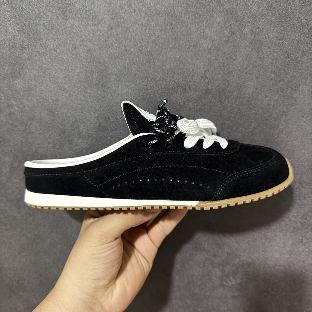 【G5版】ALO SUNSET SNEAKER 新款休闲德训半拖 设计上延续了德训鞋的经典线条，做了无后跟半拖的懒人改良，鞋身采用细腻的反绒材质，触感柔软亲肤，鞋头的防撞包边和流畅的拼接走线，兼顾了复古感和耐用性。带有3.5cm内增高，小个子闭眼入，双鞋带的设计既是装饰也能根据脚型调整松紧，告别普通半拖的单调感。 脚感方面完全踩在舒适点上，鞋内是软糯的鞋垫，软弹又不塌底，走路久了也不会累脚，半拖的设计不用系鞋带，穿脱超方便。 鞋面：牛反绒 内里：羊皮 大底：橡胶大底 货号：A0891U 尺码：36-45-选品中心