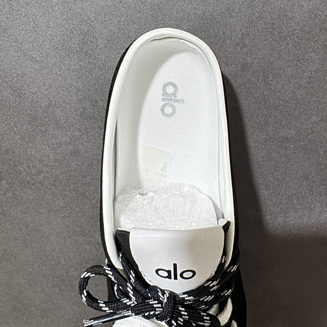 图片[6]-【G5版】ALO SUNSET SNEAKER 新款休闲德训半拖 设计上延续了德训鞋的经典线条，做了无后跟半拖的懒人改良，鞋身采用细腻的反绒材质，触感柔软亲肤，鞋头的防撞包边和流畅的拼接走线，兼顾了复古感和耐用性。带有3.5cm内增高，小个子闭眼入，双鞋带的设计既是装饰也能根据脚型调整松紧，告别普通半拖的单调感。 脚感方面完全踩在舒适点上，鞋内是软糯的鞋垫，软弹又不塌底，走路久了也不会累脚，半拖的设计不用系鞋带，穿脱超方便。 鞋面：牛反绒 内里：羊皮 大底：橡胶大底 货号：A0891U 尺码：36-45-选品中心
