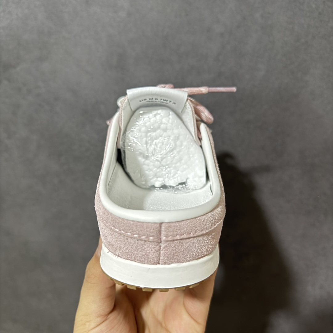 图片[4]-【G5版】ALO SUNSET SNEAKER 新款休闲德训半拖 设计上延续了德训鞋的经典线条，做了无后跟半拖的懒人改良，鞋身采用细腻的反绒材质，触感柔软亲肤，鞋头的防撞包边和流畅的拼接走线，兼顾了复古感和耐用性。带有3.5cm内增高，小个子闭眼入，双鞋带的设计既是装饰也能根据脚型调整松紧，告别普通半拖的单调感。 脚感方面完全踩在舒适点上，鞋内是软糯的鞋垫，软弹又不塌底，走路久了也不会累脚，半拖的设计不用系鞋带，穿脱超方便。 鞋面：牛反绒 内里：羊皮 大底：橡胶大底 货号：A0891U 尺码：36-41-选品中心