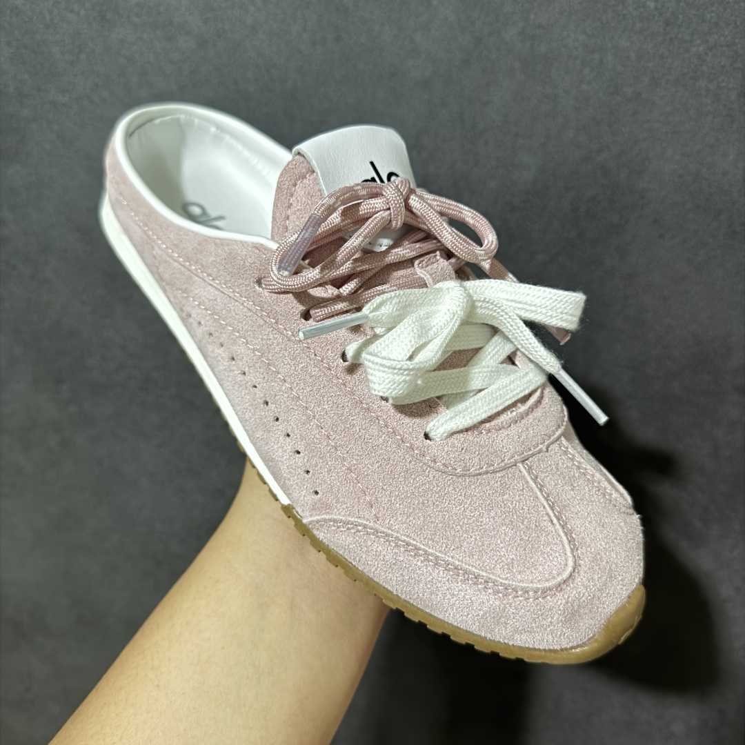 图片[3]-【G5版】ALO SUNSET SNEAKER 新款休闲德训半拖 设计上延续了德训鞋的经典线条，做了无后跟半拖的懒人改良，鞋身采用细腻的反绒材质，触感柔软亲肤，鞋头的防撞包边和流畅的拼接走线，兼顾了复古感和耐用性。带有3.5cm内增高，小个子闭眼入，双鞋带的设计既是装饰也能根据脚型调整松紧，告别普通半拖的单调感。 脚感方面完全踩在舒适点上，鞋内是软糯的鞋垫，软弹又不塌底，走路久了也不会累脚，半拖的设计不用系鞋带，穿脱超方便。 鞋面：牛反绒 内里：羊皮 大底：橡胶大底 货号：A0891U 尺码：36-41-选品中心