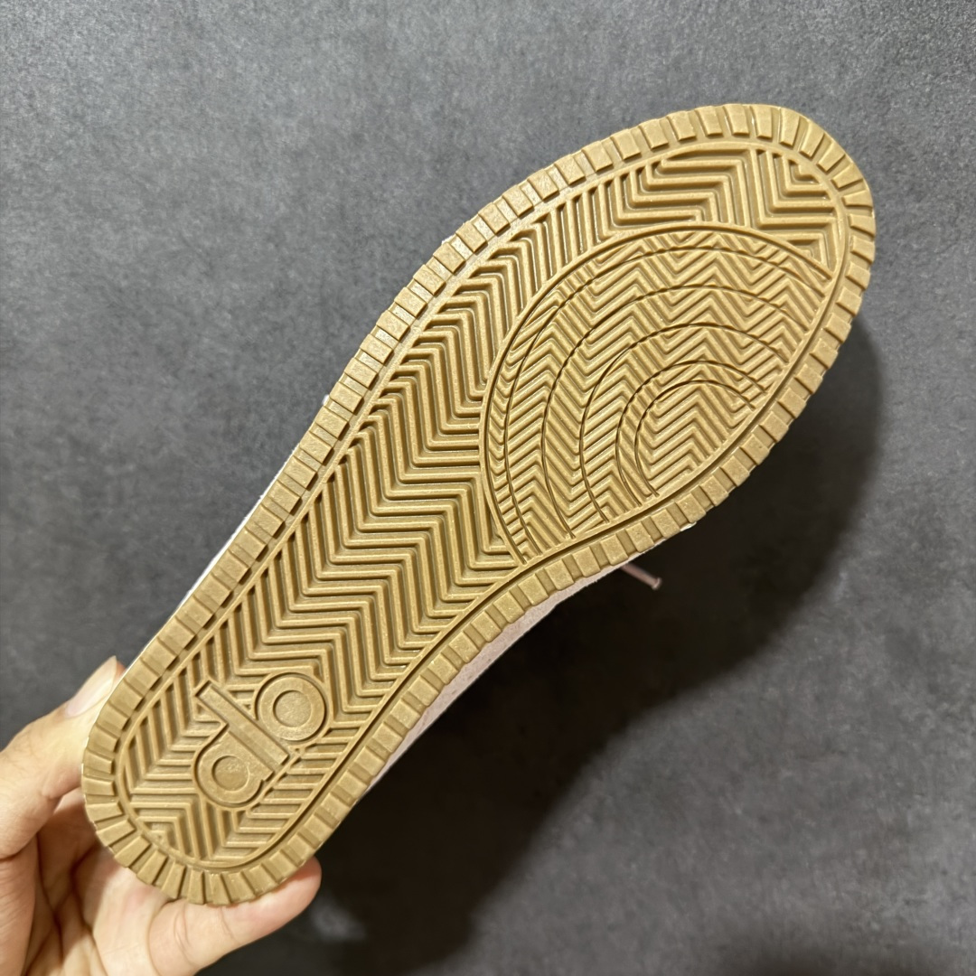 图片[9]-【G5版】ALO SUNSET SNEAKER 新款休闲德训半拖 设计上延续了德训鞋的经典线条，做了无后跟半拖的懒人改良，鞋身采用细腻的反绒材质，触感柔软亲肤，鞋头的防撞包边和流畅的拼接走线，兼顾了复古感和耐用性。带有3.5cm内增高，小个子闭眼入，双鞋带的设计既是装饰也能根据脚型调整松紧，告别普通半拖的单调感。 脚感方面完全踩在舒适点上，鞋内是软糯的鞋垫，软弹又不塌底，走路久了也不会累脚，半拖的设计不用系鞋带，穿脱超方便。 鞋面：牛反绒 内里：羊皮 大底：橡胶大底 货号：A0891U 尺码：36-41-选品中心