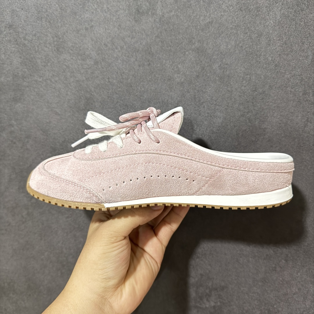 图片[2]-【G5版】ALO SUNSET SNEAKER 新款休闲德训半拖 设计上延续了德训鞋的经典线条，做了无后跟半拖的懒人改良，鞋身采用细腻的反绒材质，触感柔软亲肤，鞋头的防撞包边和流畅的拼接走线，兼顾了复古感和耐用性。带有3.5cm内增高，小个子闭眼入，双鞋带的设计既是装饰也能根据脚型调整松紧，告别普通半拖的单调感。 脚感方面完全踩在舒适点上，鞋内是软糯的鞋垫，软弹又不塌底，走路久了也不会累脚，半拖的设计不用系鞋带，穿脱超方便。 鞋面：牛反绒 内里：羊皮 大底：橡胶大底 货号：A0891U 尺码：36-41-选品中心