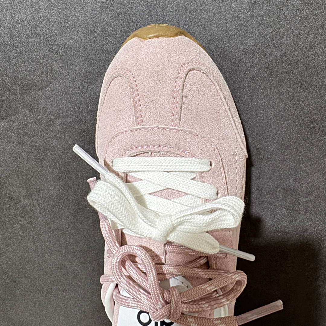 图片[5]-【G5版】ALO SUNSET SNEAKER 新款休闲德训半拖 设计上延续了德训鞋的经典线条，做了无后跟半拖的懒人改良，鞋身采用细腻的反绒材质，触感柔软亲肤，鞋头的防撞包边和流畅的拼接走线，兼顾了复古感和耐用性。带有3.5cm内增高，小个子闭眼入，双鞋带的设计既是装饰也能根据脚型调整松紧，告别普通半拖的单调感。 脚感方面完全踩在舒适点上，鞋内是软糯的鞋垫，软弹又不塌底，走路久了也不会累脚，半拖的设计不用系鞋带，穿脱超方便。 鞋面：牛反绒 内里：羊皮 大底：橡胶大底 货号：A0891U 尺码：36-41-选品中心