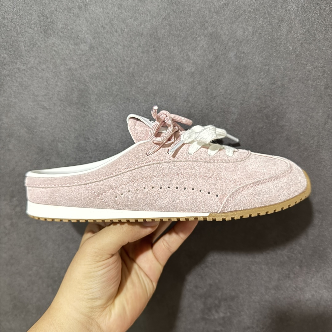 【G5版】ALO SUNSET SNEAKER 新款休闲德训半拖 设计上延续了德训鞋的经典线条，做了无后跟半拖的懒人改良，鞋身采用细腻的反绒材质，触感柔软亲肤，鞋头的防撞包边和流畅的拼接走线，兼顾了复古感和耐用性。带有3.5cm内增高，小个子闭眼入，双鞋带的设计既是装饰也能根据脚型调整松紧，告别普通半拖的单调感。 脚感方面完全踩在舒适点上，鞋内是软糯的鞋垫，软弹又不塌底，走路久了也不会累脚，半拖的设计不用系鞋带，穿脱超方便。 鞋面：牛反绒 内里：羊皮 大底：橡胶大底 货号：A0891U 尺码：36-41-选品中心