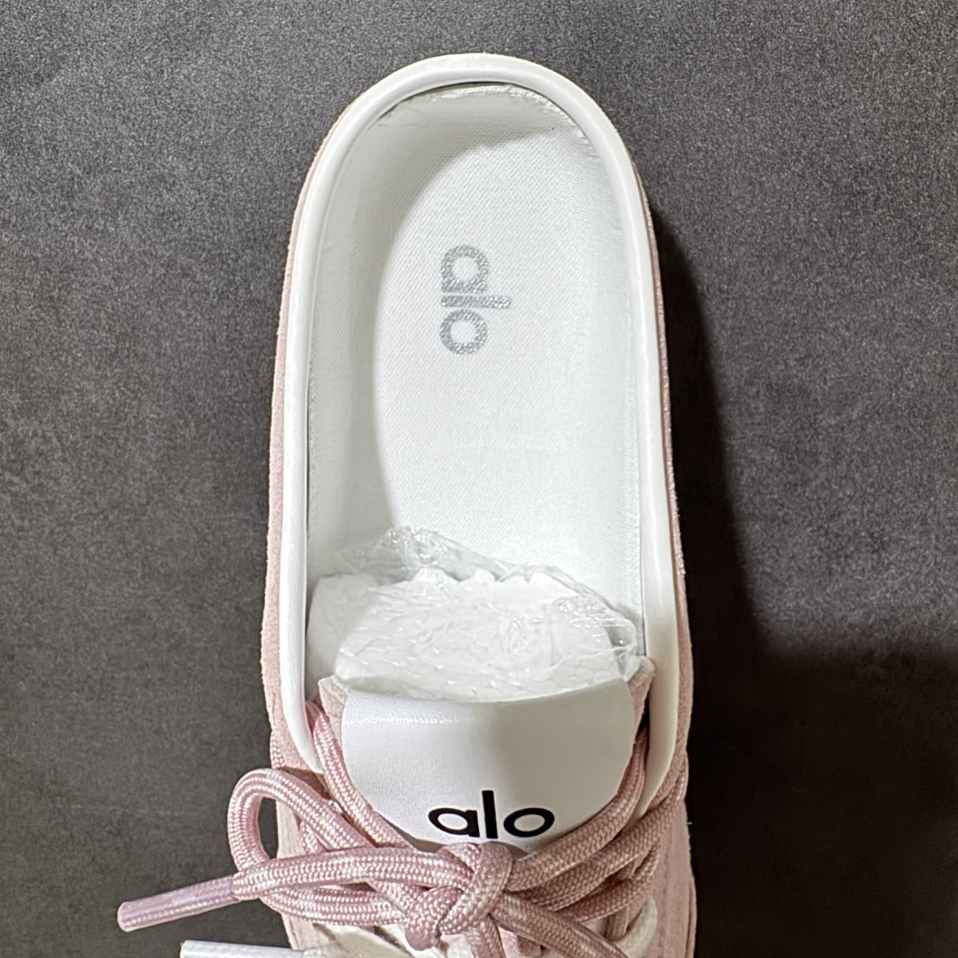 图片[6]-【G5版】ALO SUNSET SNEAKER 新款休闲德训半拖 设计上延续了德训鞋的经典线条，做了无后跟半拖的懒人改良，鞋身采用细腻的反绒材质，触感柔软亲肤，鞋头的防撞包边和流畅的拼接走线，兼顾了复古感和耐用性。带有3.5cm内增高，小个子闭眼入，双鞋带的设计既是装饰也能根据脚型调整松紧，告别普通半拖的单调感。 脚感方面完全踩在舒适点上，鞋内是软糯的鞋垫，软弹又不塌底，走路久了也不会累脚，半拖的设计不用系鞋带，穿脱超方便。 鞋面：牛反绒 内里：羊皮 大底：橡胶大底 货号：A0891U 尺码：36-41-选品中心