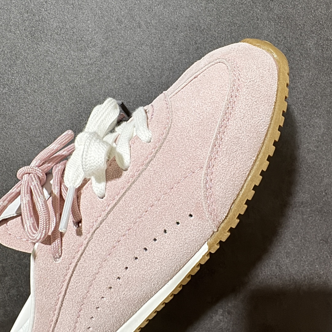 图片[8]-【G5版】ALO SUNSET SNEAKER 新款休闲德训半拖 设计上延续了德训鞋的经典线条，做了无后跟半拖的懒人改良，鞋身采用细腻的反绒材质，触感柔软亲肤，鞋头的防撞包边和流畅的拼接走线，兼顾了复古感和耐用性。带有3.5cm内增高，小个子闭眼入，双鞋带的设计既是装饰也能根据脚型调整松紧，告别普通半拖的单调感。 脚感方面完全踩在舒适点上，鞋内是软糯的鞋垫，软弹又不塌底，走路久了也不会累脚，半拖的设计不用系鞋带，穿脱超方便。 鞋面：牛反绒 内里：羊皮 大底：橡胶大底 货号：A0891U 尺码：36-41-选品中心
