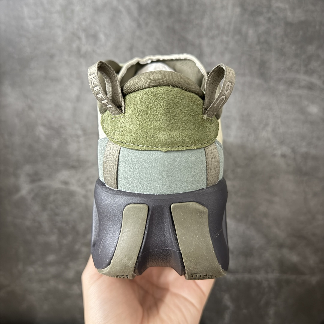 图片[4]-【OG纯原】KITH x ON 昂跑联名 Cloudswift K-Tech 1 系列 3MG10775560 低帮休闲跑步鞋 大厂出品 原版有1比1打造 配件齐全 外贸专供 尺码最大做到46码 市面最高还原度版本 打造最强品质 没有之一 全新开发的鞋面结构，用高透气网布拼了大面积的合成麂皮。这种材质碰撞脱离了普通跑鞋的塑料感，更有时装质感；搭载了On的CloudTec缓震科技和Helion超级泡棉，全新的Cloudswift鞋底结构，脚感和支撑性都拉满，外底还直接刻上了Kith的字母组合，彰显联名身份；翻开鞋底，是定制的Kith Monogram老花外底，既保留了On的专业感，又带点Kith标志性的精致灰调。 尺码：36 36.5 37.5 38 38.5 39 40 40.5 41 42 42.5 43 44 44.5 45 46-选品中心
