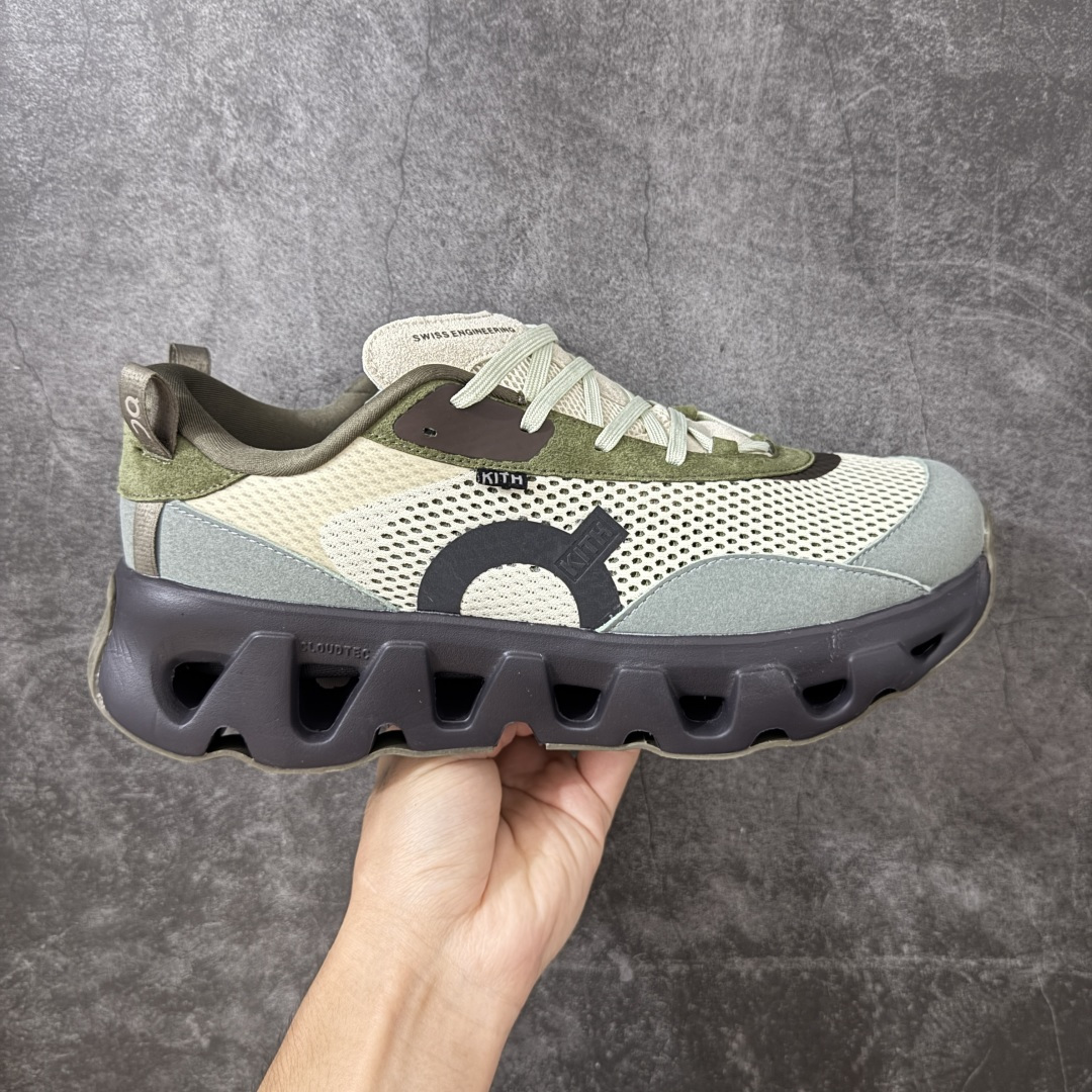 【OG纯原】KITH x ON 昂跑联名 Cloudswift K-Tech 1 系列 3MG10775560 低帮休闲跑步鞋 大厂出品 原版有1比1打造 配件齐全 外贸专供 尺码最大做到46码 市面最高还原度版本 打造最强品质 没有之一 全新开发的鞋面结构，用高透气网布拼了大面积的合成麂皮。这种材质碰撞脱离了普通跑鞋的塑料感，更有时装质感；搭载了On的CloudTec缓震科技和Helion超级泡棉，全新的Cloudswift鞋底结构，脚感和支撑性都拉满，外底还直接刻上了Kith的字母组合，彰显联名身份；翻开鞋底，是定制的Kith Monogram老花外底，既保留了On的专业感，又带点Kith标志性的精致灰调。 尺码：36 36.5 37.5 38 38.5 39 40 40.5 41 42 42.5 43 44 44.5 45 46-选品中心