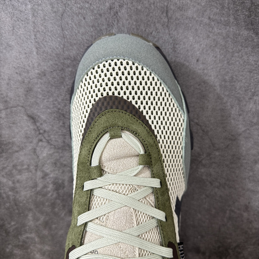 图片[5]-【OG纯原】KITH x ON 昂跑联名 Cloudswift K-Tech 1 系列 3MG10775560 低帮休闲跑步鞋 大厂出品 原版有1比1打造 配件齐全 外贸专供 尺码最大做到46码 市面最高还原度版本 打造最强品质 没有之一 全新开发的鞋面结构，用高透气网布拼了大面积的合成麂皮。这种材质碰撞脱离了普通跑鞋的塑料感，更有时装质感；搭载了On的CloudTec缓震科技和Helion超级泡棉，全新的Cloudswift鞋底结构，脚感和支撑性都拉满，外底还直接刻上了Kith的字母组合，彰显联名身份；翻开鞋底，是定制的Kith Monogram老花外底，既保留了On的专业感，又带点Kith标志性的精致灰调。 尺码：36 36.5 37.5 38 38.5 39 40 40.5 41 42 42.5 43 44 44.5 45 46-选品中心