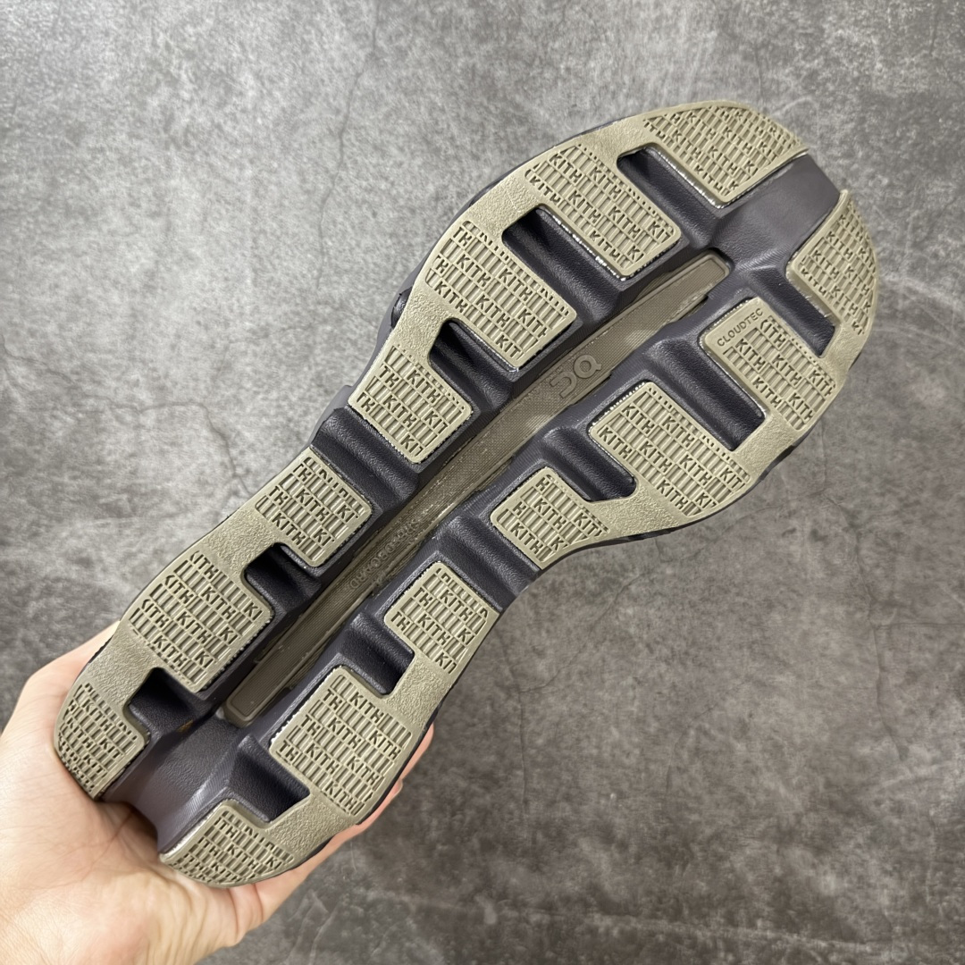 图片[9]-【OG纯原】KITH x ON 昂跑联名 Cloudswift K-Tech 1 系列 3MG10775560 低帮休闲跑步鞋 大厂出品 原版有1比1打造 配件齐全 外贸专供 尺码最大做到46码 市面最高还原度版本 打造最强品质 没有之一 全新开发的鞋面结构，用高透气网布拼了大面积的合成麂皮。这种材质碰撞脱离了普通跑鞋的塑料感，更有时装质感；搭载了On的CloudTec缓震科技和Helion超级泡棉，全新的Cloudswift鞋底结构，脚感和支撑性都拉满，外底还直接刻上了Kith的字母组合，彰显联名身份；翻开鞋底，是定制的Kith Monogram老花外底，既保留了On的专业感，又带点Kith标志性的精致灰调。 尺码：36 36.5 37.5 38 38.5 39 40 40.5 41 42 42.5 43 44 44.5 45 46-选品中心