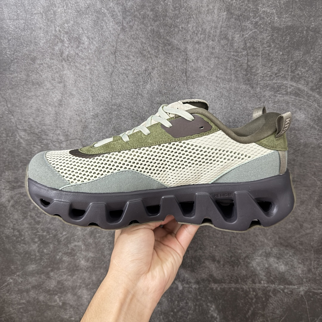 图片[2]-【OG纯原】KITH x ON 昂跑联名 Cloudswift K-Tech 1 系列 3MG10775560 低帮休闲跑步鞋 大厂出品 原版有1比1打造 配件齐全 外贸专供 尺码最大做到46码 市面最高还原度版本 打造最强品质 没有之一 全新开发的鞋面结构，用高透气网布拼了大面积的合成麂皮。这种材质碰撞脱离了普通跑鞋的塑料感，更有时装质感；搭载了On的CloudTec缓震科技和Helion超级泡棉，全新的Cloudswift鞋底结构，脚感和支撑性都拉满，外底还直接刻上了Kith的字母组合，彰显联名身份；翻开鞋底，是定制的Kith Monogram老花外底，既保留了On的专业感，又带点Kith标志性的精致灰调。 尺码：36 36.5 37.5 38 38.5 39 40 40.5 41 42 42.5 43 44 44.5 45 46-选品中心