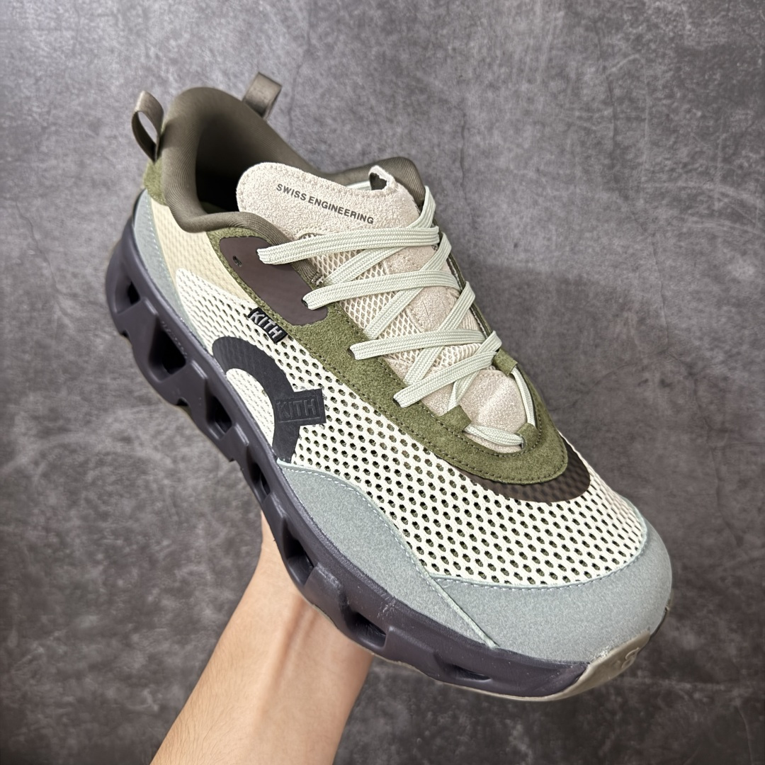 图片[3]-【OG纯原】KITH x ON 昂跑联名 Cloudswift K-Tech 1 系列 3MG10775560 低帮休闲跑步鞋 大厂出品 原版有1比1打造 配件齐全 外贸专供 尺码最大做到46码 市面最高还原度版本 打造最强品质 没有之一 全新开发的鞋面结构，用高透气网布拼了大面积的合成麂皮。这种材质碰撞脱离了普通跑鞋的塑料感，更有时装质感；搭载了On的CloudTec缓震科技和Helion超级泡棉，全新的Cloudswift鞋底结构，脚感和支撑性都拉满，外底还直接刻上了Kith的字母组合，彰显联名身份；翻开鞋底，是定制的Kith Monogram老花外底，既保留了On的专业感，又带点Kith标志性的精致灰调。 尺码：36 36.5 37.5 38 38.5 39 40 40.5 41 42 42.5 43 44 44.5 45 46-选品中心