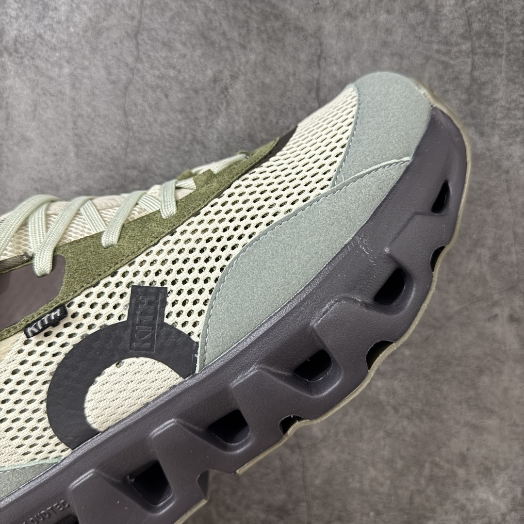 图片[6]-【OG纯原】KITH x ON 昂跑联名 Cloudswift K-Tech 1 系列 3MG10775560 低帮休闲跑步鞋 大厂出品 原版有1比1打造 配件齐全 外贸专供 尺码最大做到46码 市面最高还原度版本 打造最强品质 没有之一 全新开发的鞋面结构，用高透气网布拼了大面积的合成麂皮。这种材质碰撞脱离了普通跑鞋的塑料感，更有时装质感；搭载了On的CloudTec缓震科技和Helion超级泡棉，全新的Cloudswift鞋底结构，脚感和支撑性都拉满，外底还直接刻上了Kith的字母组合，彰显联名身份；翻开鞋底，是定制的Kith Monogram老花外底，既保留了On的专业感，又带点Kith标志性的精致灰调。 尺码：36 36.5 37.5 38 38.5 39 40 40.5 41 42 42.5 43 44 44.5 45 46-选品中心