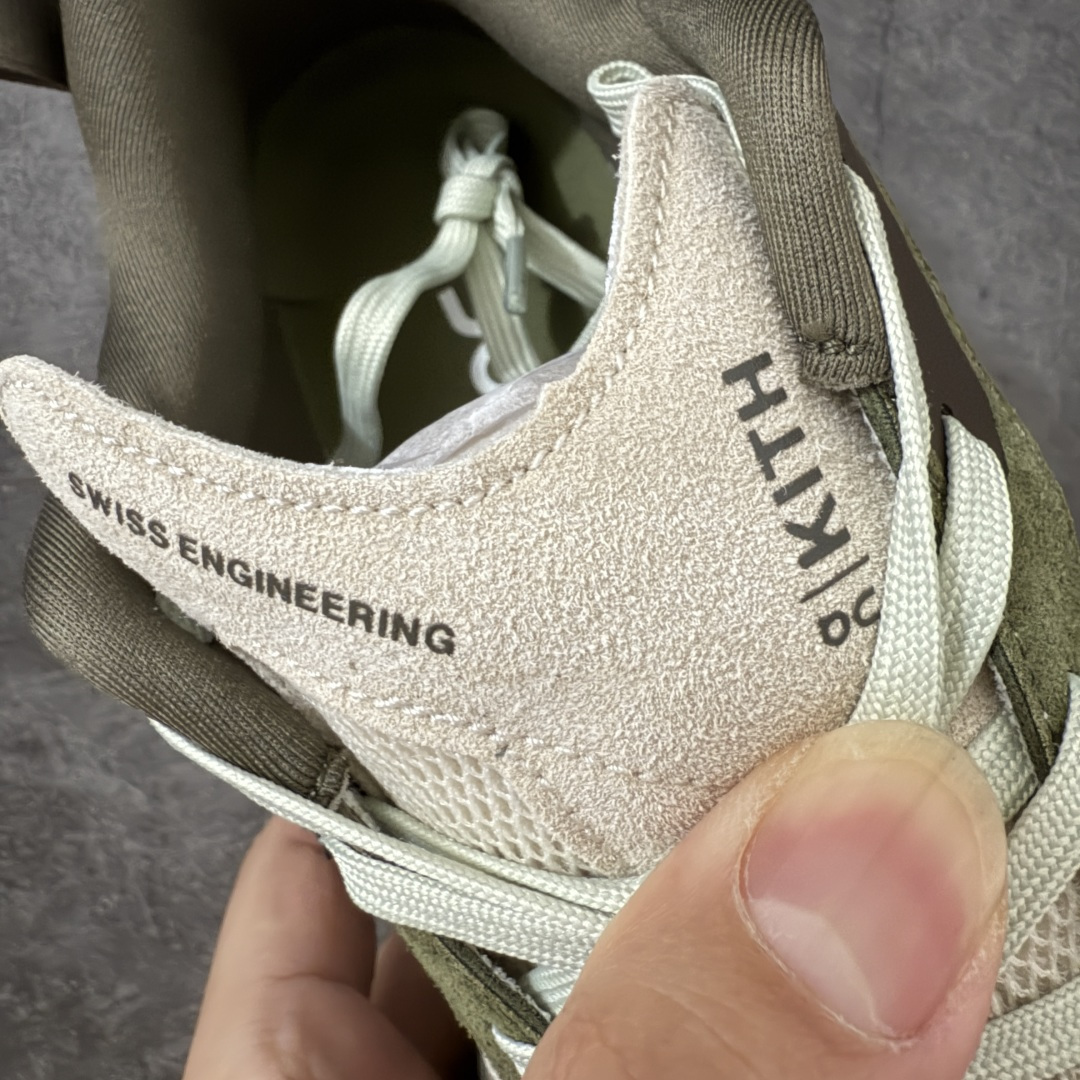 图片[6]-【OG纯原】KITH x ON 昂跑联名 Cloudswift K-Tech 1 系列 3MG10775560 低帮休闲跑步鞋 大厂出品 原版有1比1打造 配件齐全 外贸专供 尺码最大做到46码 市面最高还原度版本 打造最强品质 没有之一 全新开发的鞋面结构，用高透气网布拼了大面积的合成麂皮。这种材质碰撞脱离了普通跑鞋的塑料感，更有时装质感；搭载了On的CloudTec缓震科技和Helion超级泡棉，全新的Cloudswift鞋底结构，脚感和支撑性都拉满，外底还直接刻上了Kith的字母组合，彰显联名身份；翻开鞋底，是定制的Kith Monogram老花外底，既保留了On的专业感，又带点Kith标志性的精致灰调。 尺码：36 36.5 37.5 38 38.5 39 40 40.5 41 42 42.5 43 44 44.5 45 46-选品中心