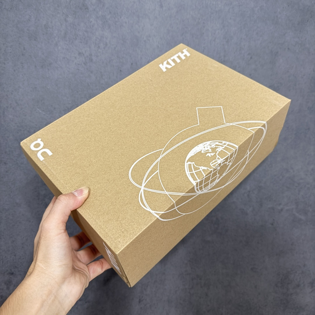图片[11]-【OG纯原】KITH x ON 昂跑联名 Cloudswift K-Tech 1 系列 3MG10775560 低帮休闲跑步鞋 大厂出品 原版有1比1打造 配件齐全 外贸专供 尺码最大做到46码 市面最高还原度版本 打造最强品质 没有之一 全新开发的鞋面结构，用高透气网布拼了大面积的合成麂皮。这种材质碰撞脱离了普通跑鞋的塑料感，更有时装质感；搭载了On的CloudTec缓震科技和Helion超级泡棉，全新的Cloudswift鞋底结构，脚感和支撑性都拉满，外底还直接刻上了Kith的字母组合，彰显联名身份；翻开鞋底，是定制的Kith Monogram老花外底，既保留了On的专业感，又带点Kith标志性的精致灰调。 尺码：36 36.5 37.5 38 38.5 39 40 40.5 41 42 42.5 43 44 44.5 45 46-选品中心