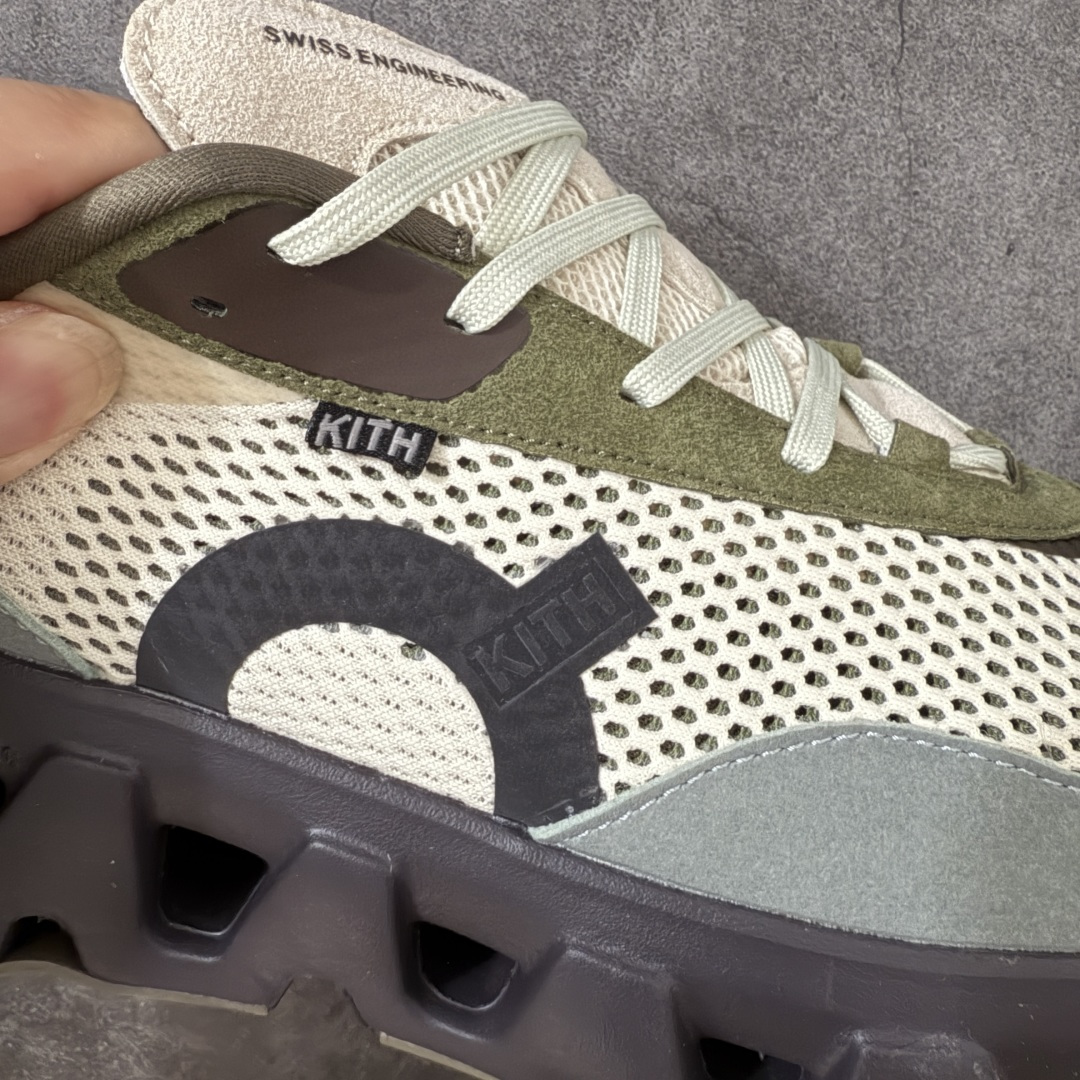 图片[4]-【OG纯原】KITH x ON 昂跑联名 Cloudswift K-Tech 1 系列 3MG10775560 低帮休闲跑步鞋 大厂出品 原版有1比1打造 配件齐全 外贸专供 尺码最大做到46码 市面最高还原度版本 打造最强品质 没有之一 全新开发的鞋面结构，用高透气网布拼了大面积的合成麂皮。这种材质碰撞脱离了普通跑鞋的塑料感，更有时装质感；搭载了On的CloudTec缓震科技和Helion超级泡棉，全新的Cloudswift鞋底结构，脚感和支撑性都拉满，外底还直接刻上了Kith的字母组合，彰显联名身份；翻开鞋底，是定制的Kith Monogram老花外底，既保留了On的专业感，又带点Kith标志性的精致灰调。 尺码：36 36.5 37.5 38 38.5 39 40 40.5 41 42 42.5 43 44 44.5 45 46-选品中心