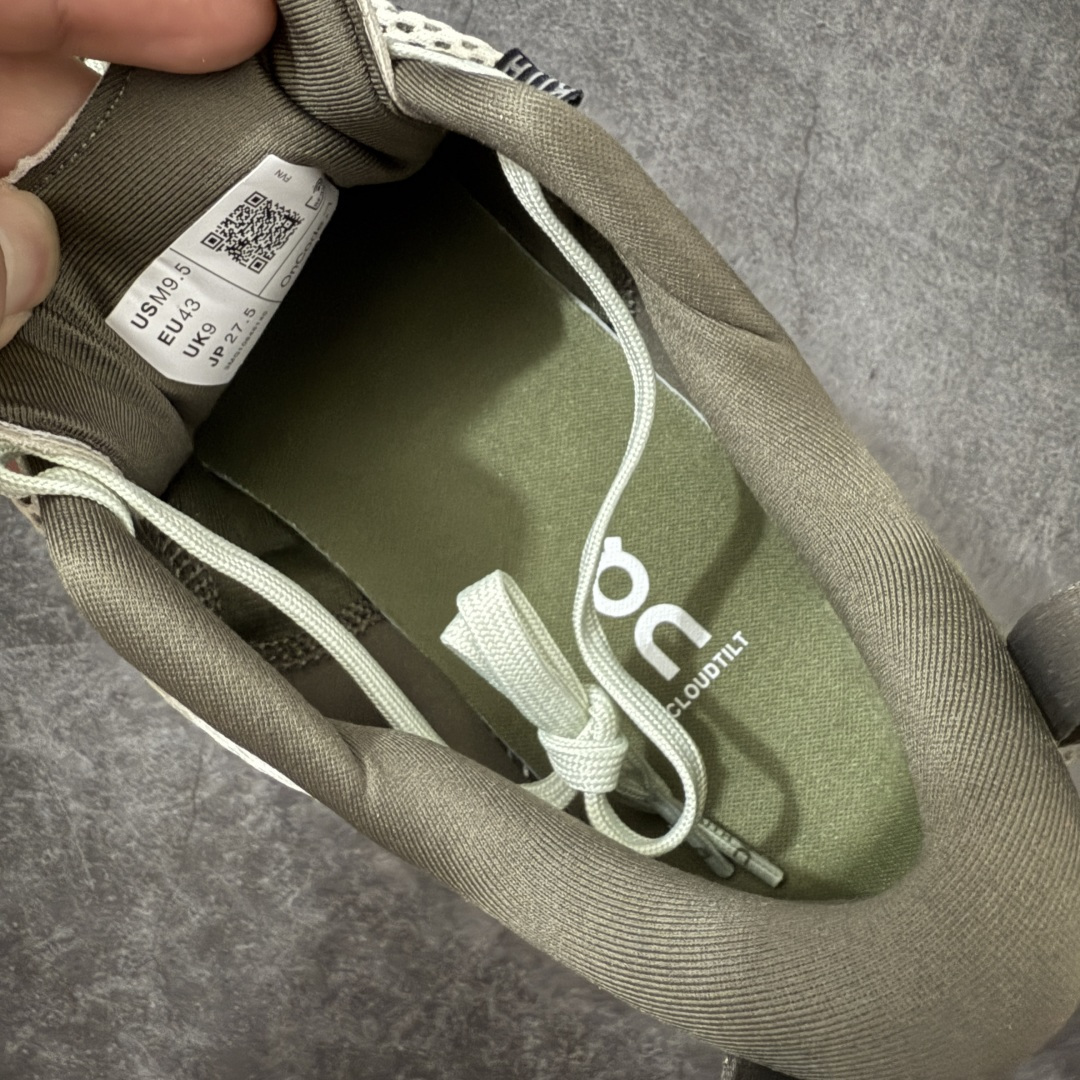图片[7]-【OG纯原】KITH x ON 昂跑联名 Cloudswift K-Tech 1 系列 3MG10775560 低帮休闲跑步鞋 大厂出品 原版有1比1打造 配件齐全 外贸专供 尺码最大做到46码 市面最高还原度版本 打造最强品质 没有之一 全新开发的鞋面结构，用高透气网布拼了大面积的合成麂皮。这种材质碰撞脱离了普通跑鞋的塑料感，更有时装质感；搭载了On的CloudTec缓震科技和Helion超级泡棉，全新的Cloudswift鞋底结构，脚感和支撑性都拉满，外底还直接刻上了Kith的字母组合，彰显联名身份；翻开鞋底，是定制的Kith Monogram老花外底，既保留了On的专业感，又带点Kith标志性的精致灰调。 尺码：36 36.5 37.5 38 38.5 39 40 40.5 41 42 42.5 43 44 44.5 45 46-选品中心