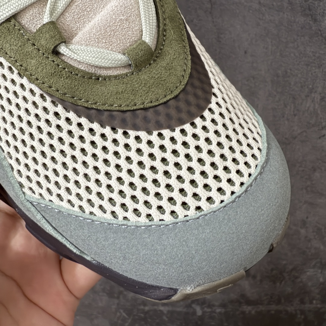 图片[5]-【OG纯原】KITH x ON 昂跑联名 Cloudswift K-Tech 1 系列 3MG10775560 低帮休闲跑步鞋 大厂出品 原版有1比1打造 配件齐全 外贸专供 尺码最大做到46码 市面最高还原度版本 打造最强品质 没有之一 全新开发的鞋面结构，用高透气网布拼了大面积的合成麂皮。这种材质碰撞脱离了普通跑鞋的塑料感，更有时装质感；搭载了On的CloudTec缓震科技和Helion超级泡棉，全新的Cloudswift鞋底结构，脚感和支撑性都拉满，外底还直接刻上了Kith的字母组合，彰显联名身份；翻开鞋底，是定制的Kith Monogram老花外底，既保留了On的专业感，又带点Kith标志性的精致灰调。 尺码：36 36.5 37.5 38 38.5 39 40 40.5 41 42 42.5 43 44 44.5 45 46-选品中心