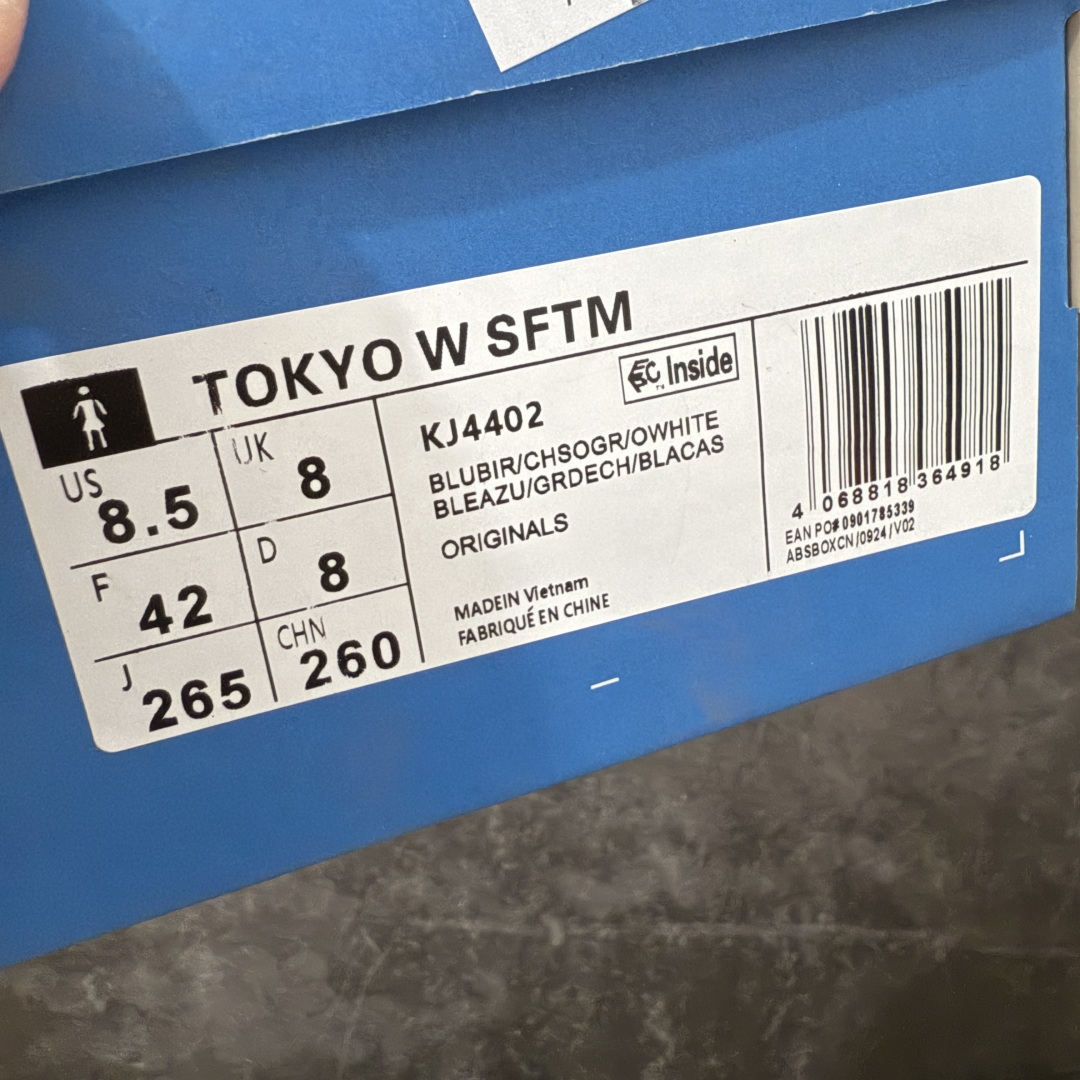 图片[10]-【升级版】AD TOKYO × SONG FOR THE MUTE 联名款 SFTM 复古薄底休闲鞋 KJ4402 复古德训/城市通勤鞋 鞋面特殊竖纹缎面尼龙材质，浅灰波纹肌理，自带哑光做旧质感，触感顺滑。姜黄色翻毛皮拼接，撞色层次突出，复古氛围浓厚。后跟烫金印刷「adidas TOKYO」字样；鞋带处织唛标印有SFTM联名标识；后跟拼接黑色绒布点缀，米白帆布鞋头，做旧米白生胶薄底，整体做旧泛黄处理，还原古着复古调性。窄长低帮薄底鞋型，线条修长，贴合时装鞋极简轮廓 ，适配日系cityboy、极简复古、暗黑先锋、cleanfit、古着工装。区别于普通德训鞋，缎面面料辨识度高，小众不易撞款。 尺码：36 36.5 37.5 38 38.5 39 40 40.5 41 42 42.5 43 44 44.5 45-选品中心