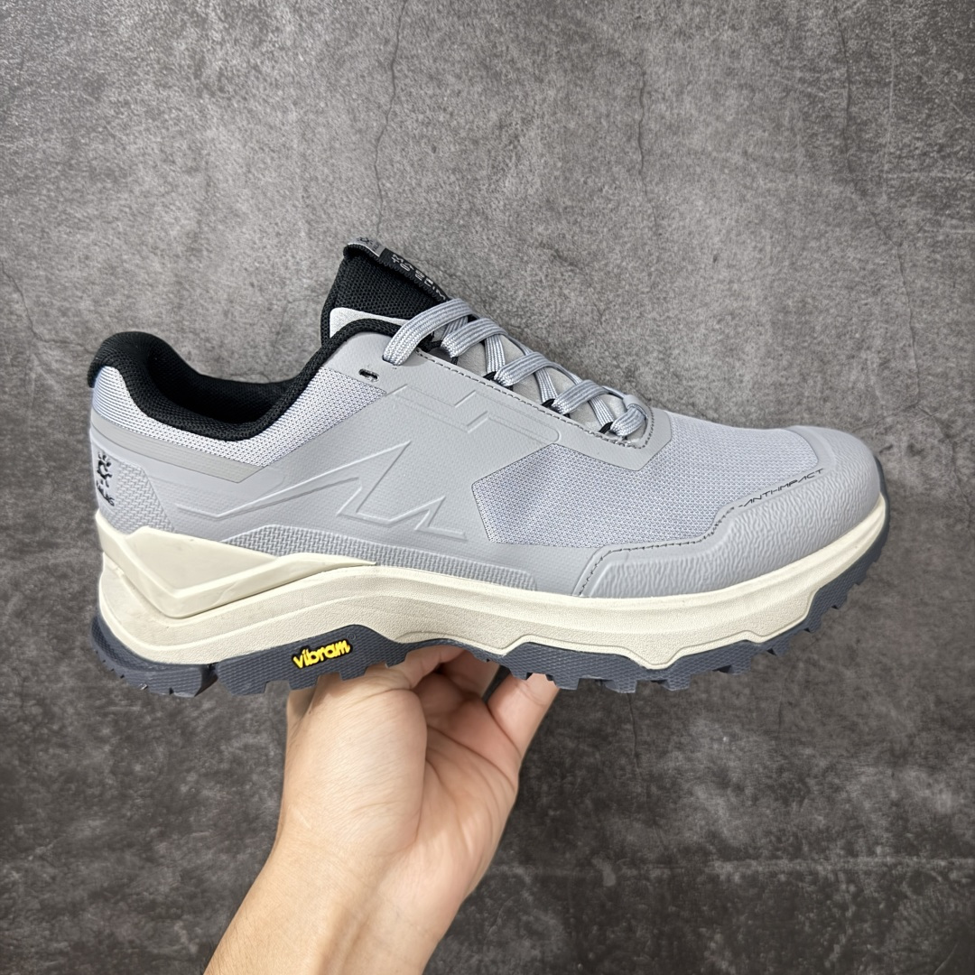 【GX纯原】凯乐石KAILAS 界山 透气款 舒适简约经典登山 低帮 徒步鞋 鞋面材质：运用耐磨防砂网布，能防止沙石进入鞋内，同时具备良好的透气性，可让脚部保持干爽。 \\t鞋底性能：搭载Vibram防滑耐磨大底，有出色的抓地力，仿鲨齿纹路设计，能应对各种复杂路面；鞋底还能提供良好的稳定性和支撑力，减少脚部疲劳。 \\t \\t细节设计：鞋头采用橡胶防撞包边，保护脚趾免受伤害；鞋舌一体式设计，防止碎石泥沙进入；采用亚洲人脚型鞋楦设计，配合中腰包裹，提高舒适性。 适用场景：适合多日或单日轻装徒步，也可用于城市通勤，是一双兼顾户外与日常穿着的多功能鞋子。 尺码：36-45 带半码-选品中心