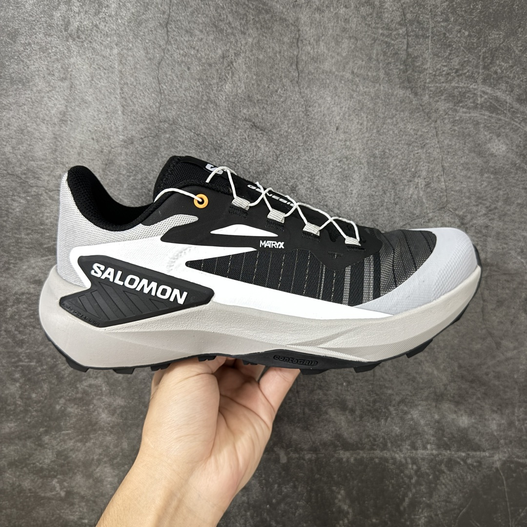 【公司级】SALOMON萨洛蒙 GENESIS 舒适减震透气 低帮越野跑鞋 中短距离越野速度利器 流线型设计出街或跑山都自带高级感 实战表现硬核：极致包裹与防滑 Matryx鞋面强韧抗撕裂，搭配Quicklace快速系带，一拉即紧。下坡时包裹感极佳，完全不担心黑脚趾; Contagrip大底抓地力在线，碎石路面也能稳稳把控。 -路感清晰，推进力强：EnergyFOAM中底不算夸张厚，但回弹干脆。配合后跟TPU稳定片，侧向支撑极高，提速和变向非常灵敏。鞋楦偏窄且前掌不宽，高脚背或宽脚星人强烈建议买大半码到一码，预留防顶脚空间。 适用场景：专为50km以内的中短距离设计。前掌偏薄，超长距离后半程可能会觉得缓震不足;大体重跑者建议仅用于短距离训练。 这是一双轻巧、灵活、适合进阶跑者冲成绩的短距离利器，路感和下坡能力越强的人越会爱它! 货号：478076 尺码：36 36.5 37.5 38 38.5 39 40 40.5 41 42 42.5 43 44 44.5 45-选品中心