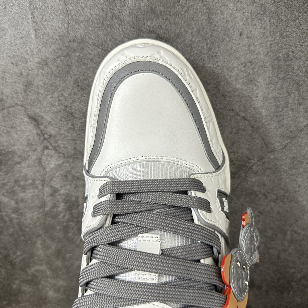 图片[5]-【YS纯原】广奢高端货 LOUIS VUITTON 路易威登 LV Trainer ✦ 原楦原纸版开模，鞋型立体饱满 ✦ 零毛边、零溢胶、零线头瑕疵 ✦ 细节与原版一致 区分市面通货 ✦ 多层叠片＋电脑针车，针距密度一致 ✦ Monogram浮雕＋3D高频压纹 ✦ 多密度发泡中底：支撑回弹媲美专柜 ✦ 原装橡胶大底：含胶量高、纹路深、双拼接零偏差 ✦ ZP级原装包装：专柜款鞋盒＋防尘袋＋说明书 尺码：39-45-选品中心