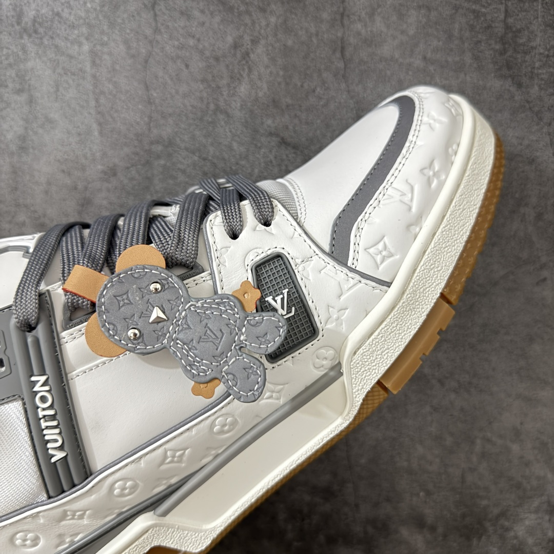 图片[6]-【YS纯原】广奢高端货 LOUIS VUITTON 路易威登 LV Trainer ✦ 原楦原纸版开模，鞋型立体饱满 ✦ 零毛边、零溢胶、零线头瑕疵 ✦ 细节与原版一致 区分市面通货 ✦ 多层叠片＋电脑针车，针距密度一致 ✦ Monogram浮雕＋3D高频压纹 ✦ 多密度发泡中底：支撑回弹媲美专柜 ✦ 原装橡胶大底：含胶量高、纹路深、双拼接零偏差 ✦ ZP级原装包装：专柜款鞋盒＋防尘袋＋说明书 尺码：39-45-选品中心