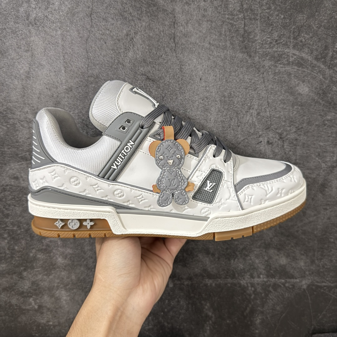 【YS纯原】广奢高端货 LOUIS VUITTON 路易威登 LV Trainer ✦ 原楦原纸版开模，鞋型立体饱满 ✦ 零毛边、零溢胶、零线头瑕疵 ✦ 细节与原版一致 区分市面通货 ✦ 多层叠片＋电脑针车，针距密度一致 ✦ Monogram浮雕＋3D高频压纹 ✦ 多密度发泡中底：支撑回弹媲美专柜 ✦ 原装橡胶大底：含胶量高、纹路深、双拼接零偏差 ✦ ZP级原装包装：专柜款鞋盒＋防尘袋＋说明书 尺码：39-45-选品中心