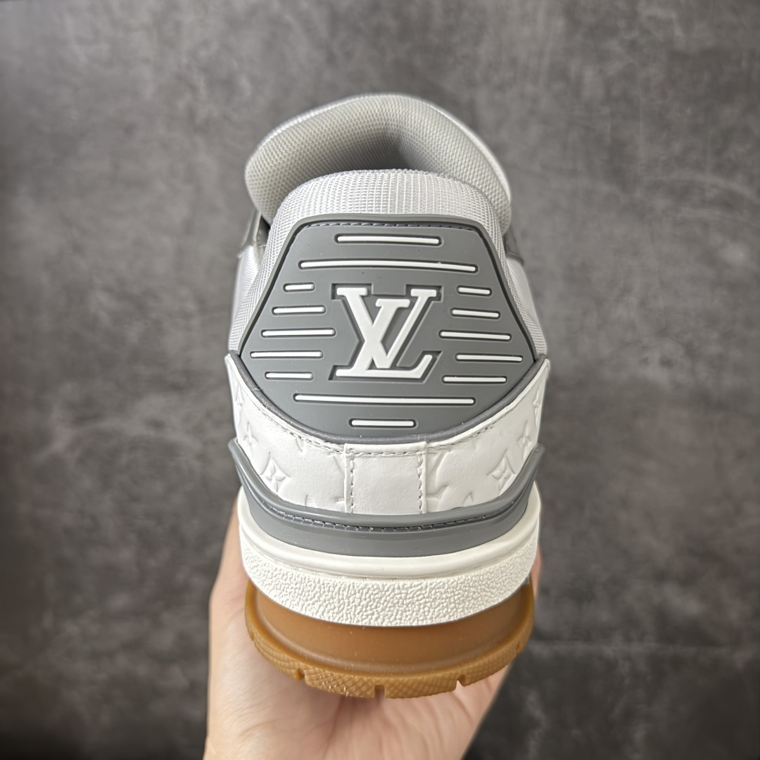 图片[4]-【YS纯原】广奢高端货 LOUIS VUITTON 路易威登 LV Trainer ✦ 原楦原纸版开模，鞋型立体饱满 ✦ 零毛边、零溢胶、零线头瑕疵 ✦ 细节与原版一致 区分市面通货 ✦ 多层叠片＋电脑针车，针距密度一致 ✦ Monogram浮雕＋3D高频压纹 ✦ 多密度发泡中底：支撑回弹媲美专柜 ✦ 原装橡胶大底：含胶量高、纹路深、双拼接零偏差 ✦ ZP级原装包装：专柜款鞋盒＋防尘袋＋说明书 尺码：39-45-选品中心