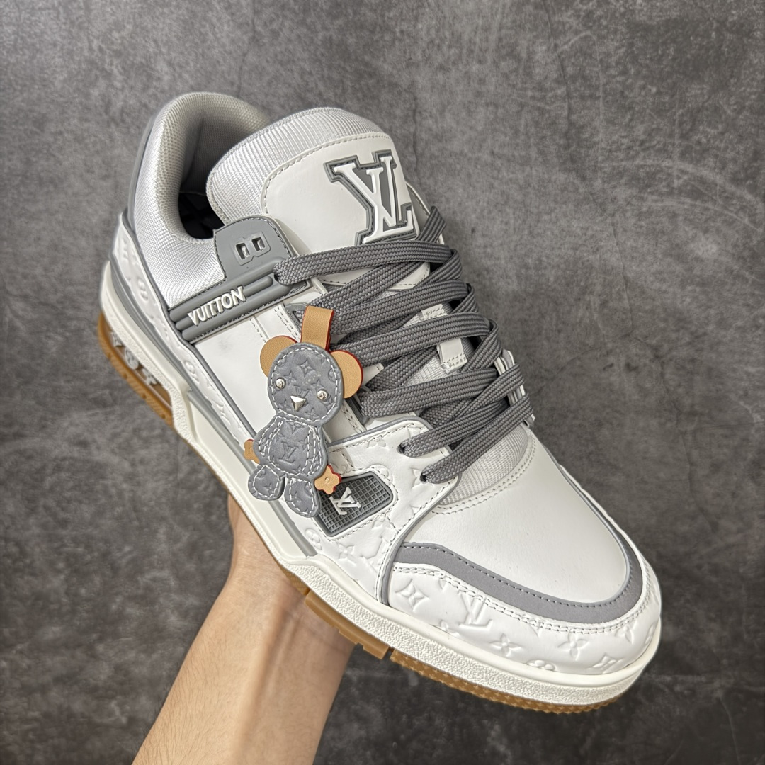 图片[3]-【YS纯原】广奢高端货 LOUIS VUITTON 路易威登 LV Trainer ✦ 原楦原纸版开模，鞋型立体饱满 ✦ 零毛边、零溢胶、零线头瑕疵 ✦ 细节与原版一致 区分市面通货 ✦ 多层叠片＋电脑针车，针距密度一致 ✦ Monogram浮雕＋3D高频压纹 ✦ 多密度发泡中底：支撑回弹媲美专柜 ✦ 原装橡胶大底：含胶量高、纹路深、双拼接零偏差 ✦ ZP级原装包装：专柜款鞋盒＋防尘袋＋说明书 尺码：39-45-选品中心
