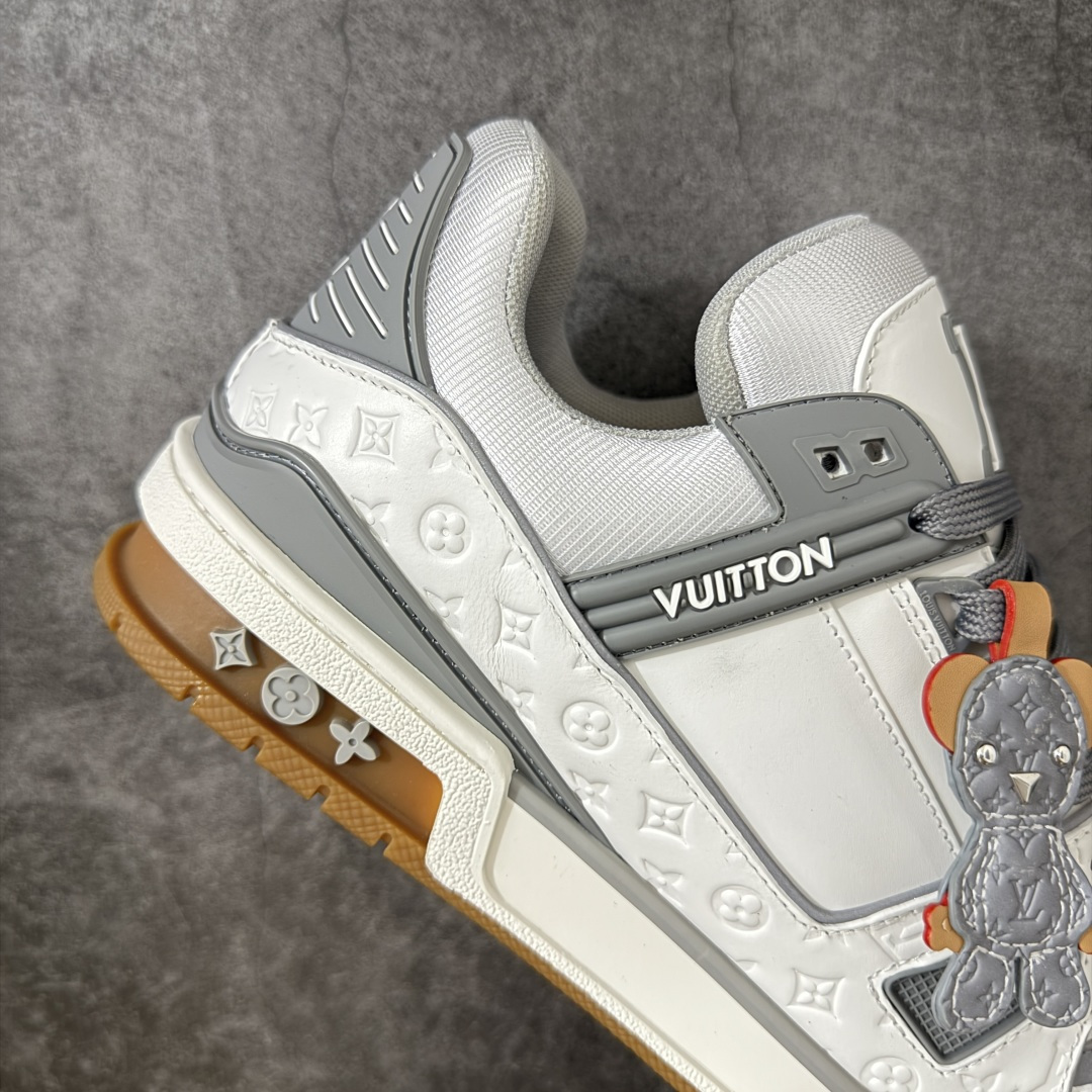 图片[7]-【YS纯原】广奢高端货 LOUIS VUITTON 路易威登 LV Trainer ✦ 原楦原纸版开模，鞋型立体饱满 ✦ 零毛边、零溢胶、零线头瑕疵 ✦ 细节与原版一致 区分市面通货 ✦ 多层叠片＋电脑针车，针距密度一致 ✦ Monogram浮雕＋3D高频压纹 ✦ 多密度发泡中底：支撑回弹媲美专柜 ✦ 原装橡胶大底：含胶量高、纹路深、双拼接零偏差 ✦ ZP级原装包装：专柜款鞋盒＋防尘袋＋说明书 尺码：39-45-选品中心