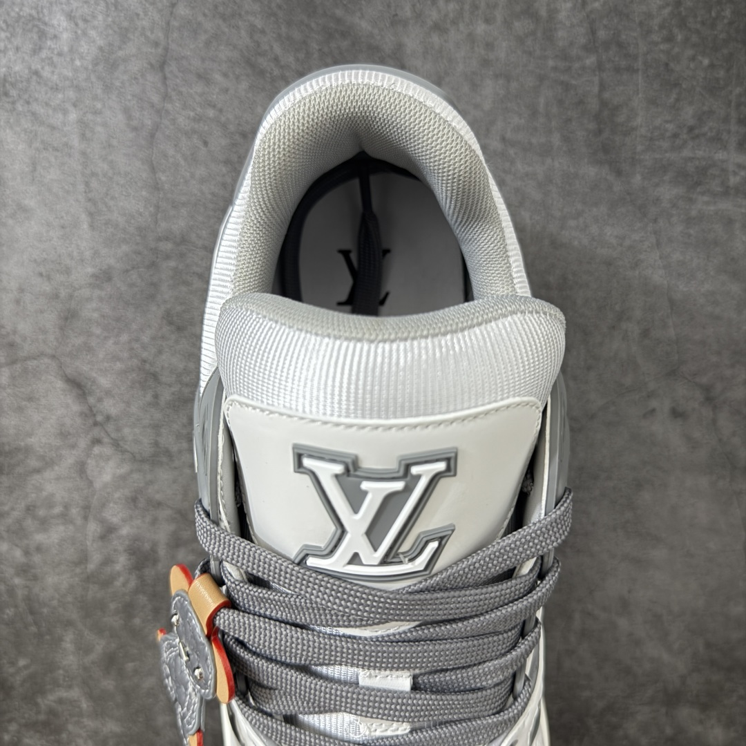图片[8]-【YS纯原】广奢高端货 LOUIS VUITTON 路易威登 LV Trainer ✦ 原楦原纸版开模，鞋型立体饱满 ✦ 零毛边、零溢胶、零线头瑕疵 ✦ 细节与原版一致 区分市面通货 ✦ 多层叠片＋电脑针车，针距密度一致 ✦ Monogram浮雕＋3D高频压纹 ✦ 多密度发泡中底：支撑回弹媲美专柜 ✦ 原装橡胶大底：含胶量高、纹路深、双拼接零偏差 ✦ ZP级原装包装：专柜款鞋盒＋防尘袋＋说明书 尺码：39-45-选品中心