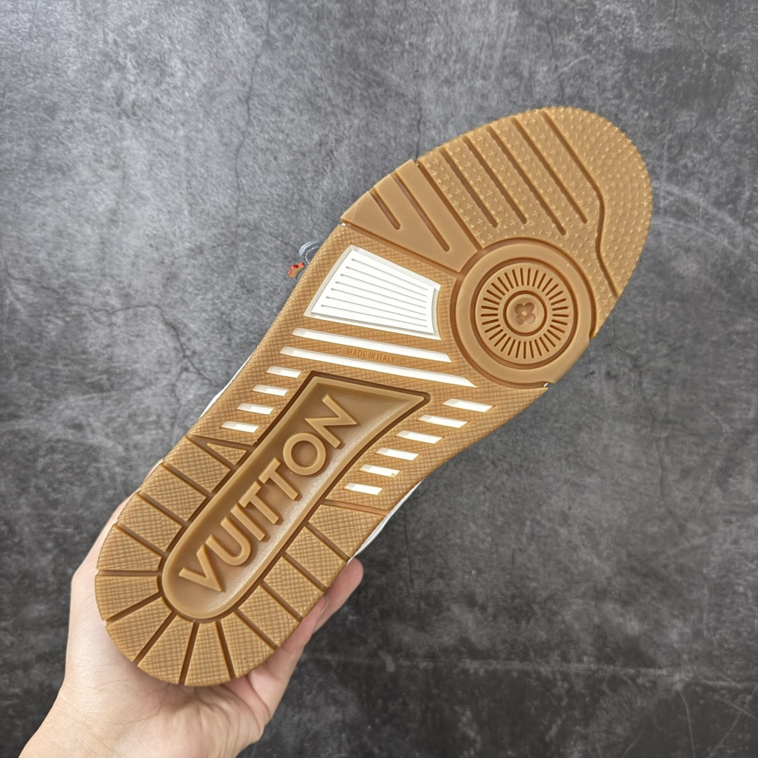 图片[9]-【YS纯原】广奢高端货 LOUIS VUITTON 路易威登 LV Trainer ✦ 原楦原纸版开模，鞋型立体饱满 ✦ 零毛边、零溢胶、零线头瑕疵 ✦ 细节与原版一致 区分市面通货 ✦ 多层叠片＋电脑针车，针距密度一致 ✦ Monogram浮雕＋3D高频压纹 ✦ 多密度发泡中底：支撑回弹媲美专柜 ✦ 原装橡胶大底：含胶量高、纹路深、双拼接零偏差 ✦ ZP级原装包装：专柜款鞋盒＋防尘袋＋说明书 尺码：39-45-选品中心