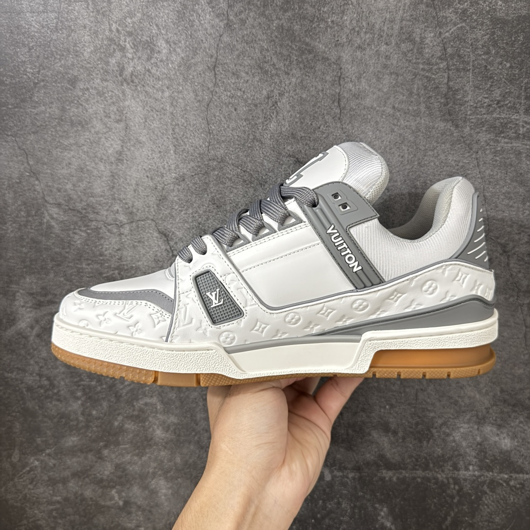 图片[2]-【YS纯原】广奢高端货 LOUIS VUITTON 路易威登 LV Trainer ✦ 原楦原纸版开模，鞋型立体饱满 ✦ 零毛边、零溢胶、零线头瑕疵 ✦ 细节与原版一致 区分市面通货 ✦ 多层叠片＋电脑针车，针距密度一致 ✦ Monogram浮雕＋3D高频压纹 ✦ 多密度发泡中底：支撑回弹媲美专柜 ✦ 原装橡胶大底：含胶量高、纹路深、双拼接零偏差 ✦ ZP级原装包装：专柜款鞋盒＋防尘袋＋说明书 尺码：39-45-选品中心
