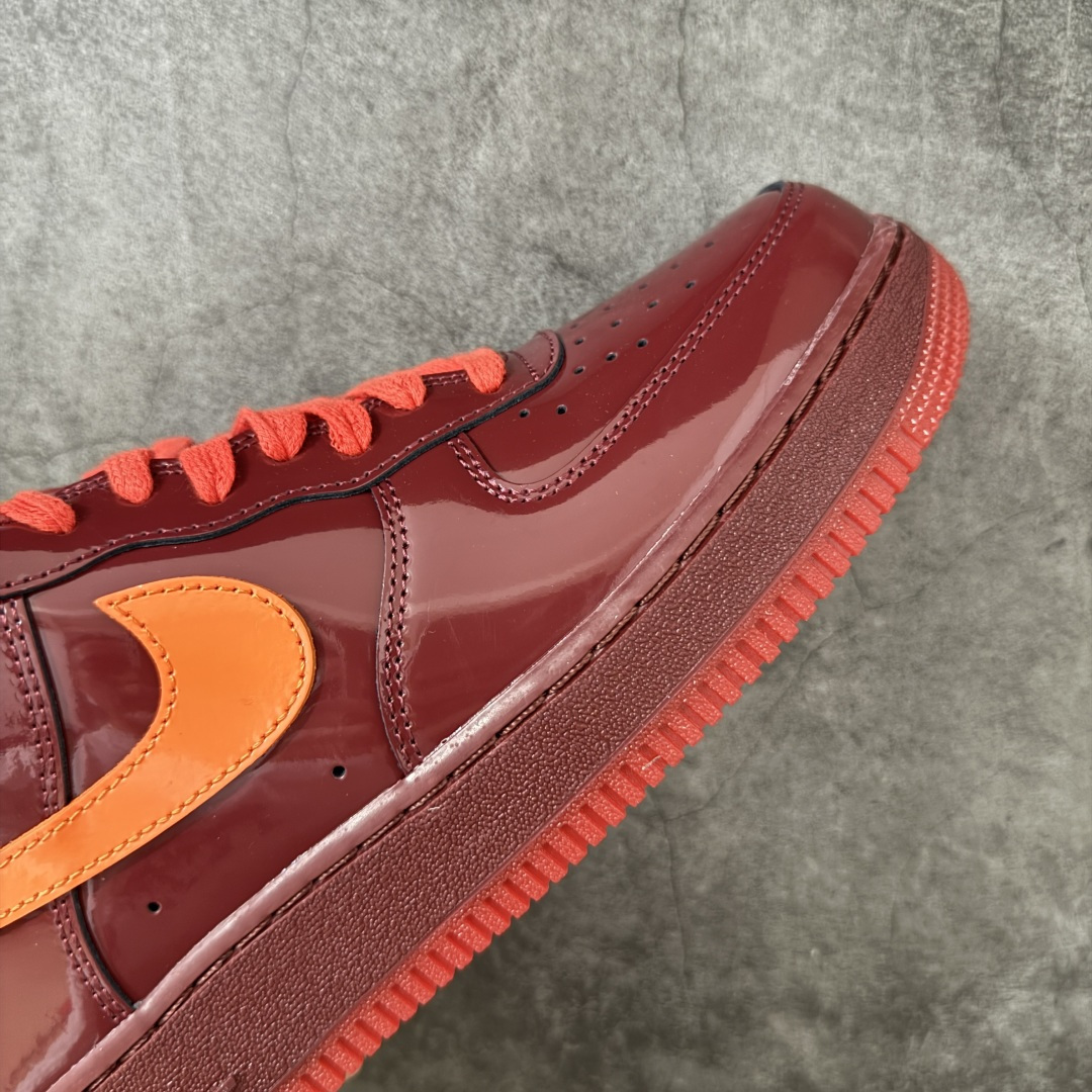 图片[6]-【SF外贸特供】NK AIR Force 1 Low 空军一号漆皮 酒红 IO4489-601 独家全新2026档案数据 原厂Sadesa D9皮料 细纹排气孔完全一致 质感非市场通货可碰瓷 全鞋零荧光线 随意冲正 全新鱼鳞纹大底 咬花纹路更加清晰 全新排版鞋头倒置五角星 五角星对比旧版老版本 间距大 星星缩小 全套官方原配件 全鞋电脑针车 工整有序 视觉效果满分 原厂拉帮手法 标准四线 密度针距针孔大小控制到位 原装反口里网布海绵 正确卡色网眼大小 新版鞋撑改用纸团代替 原厂港宝加持完美还原灵魂版型 从里到外百分百还原 内置Sole气垫 中底白色背胶 已经无限的接近公司 原厂楦头 原厂刺绣 后跟弧度完美 独家私模最大开发到48.5 尺码：35.5 36 36.5 37.5 38 38.5 39 40 40.5 41 42 42.5 43 44 44.5 45 46 47.5 48.5-选品中心